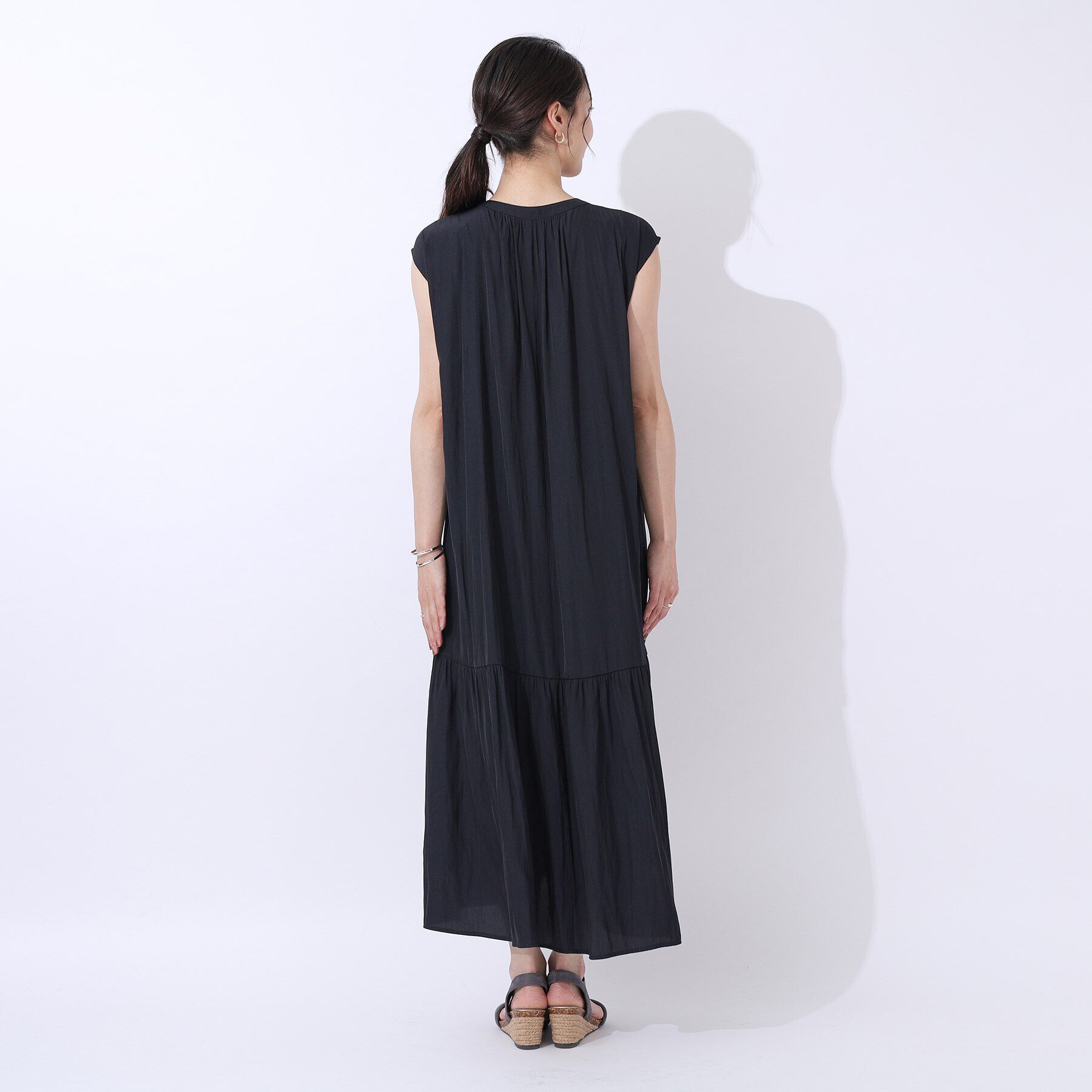 SHOO･LA･RUE「柔らかで上品な光沢感　バンドカラー ティアードワンピース」|ワンピース|