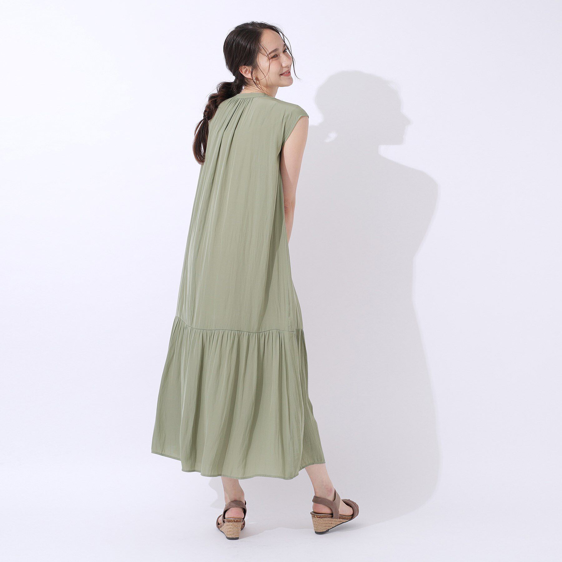 SHOO･LA･RUE「柔らかで上品な光沢感　バンドカラー ティアードワンピース」|ワンピース|