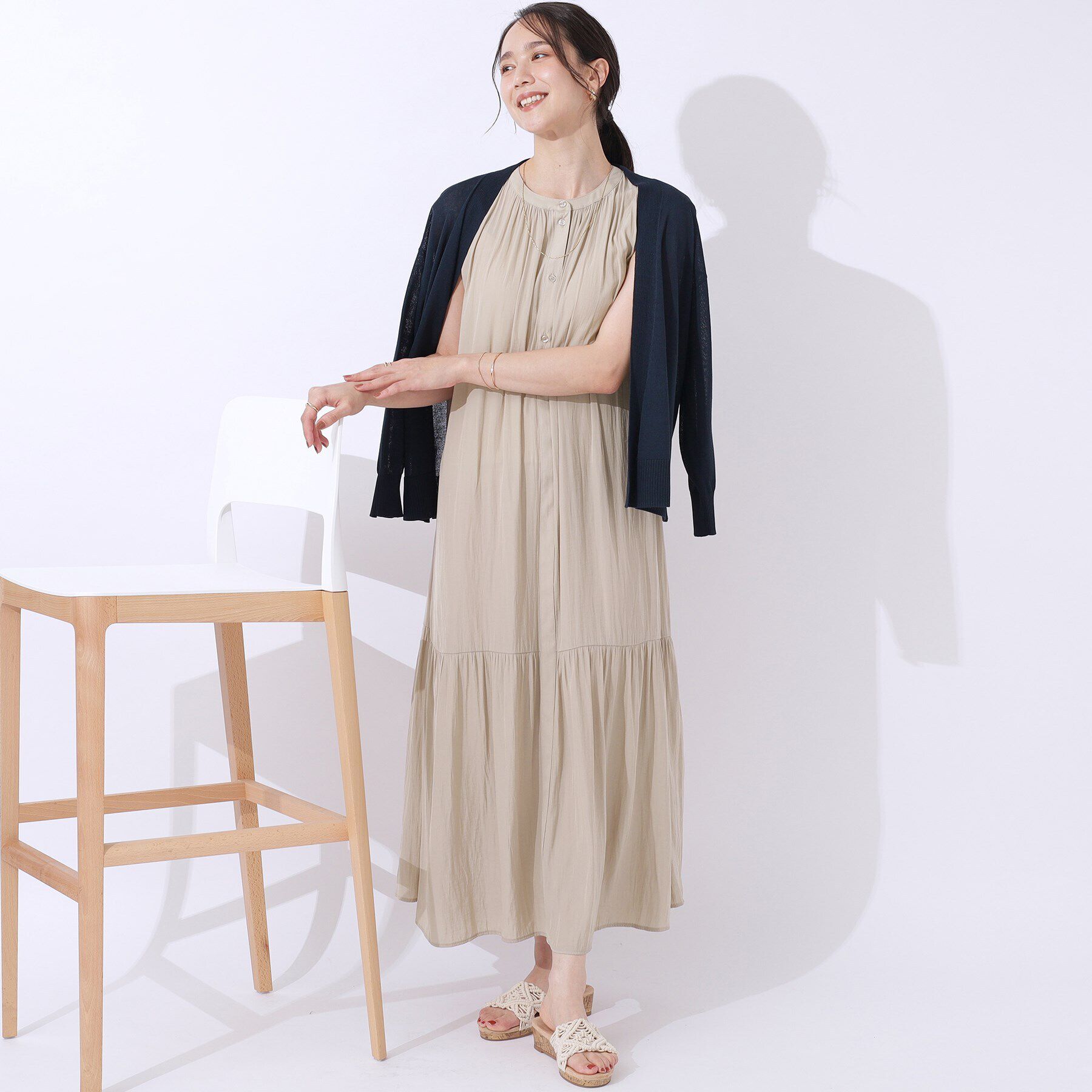 SHOO･LA･RUE「柔らかで上品な光沢感　バンドカラー ティアードワンピース」|ワンピース|ベージュ(052)