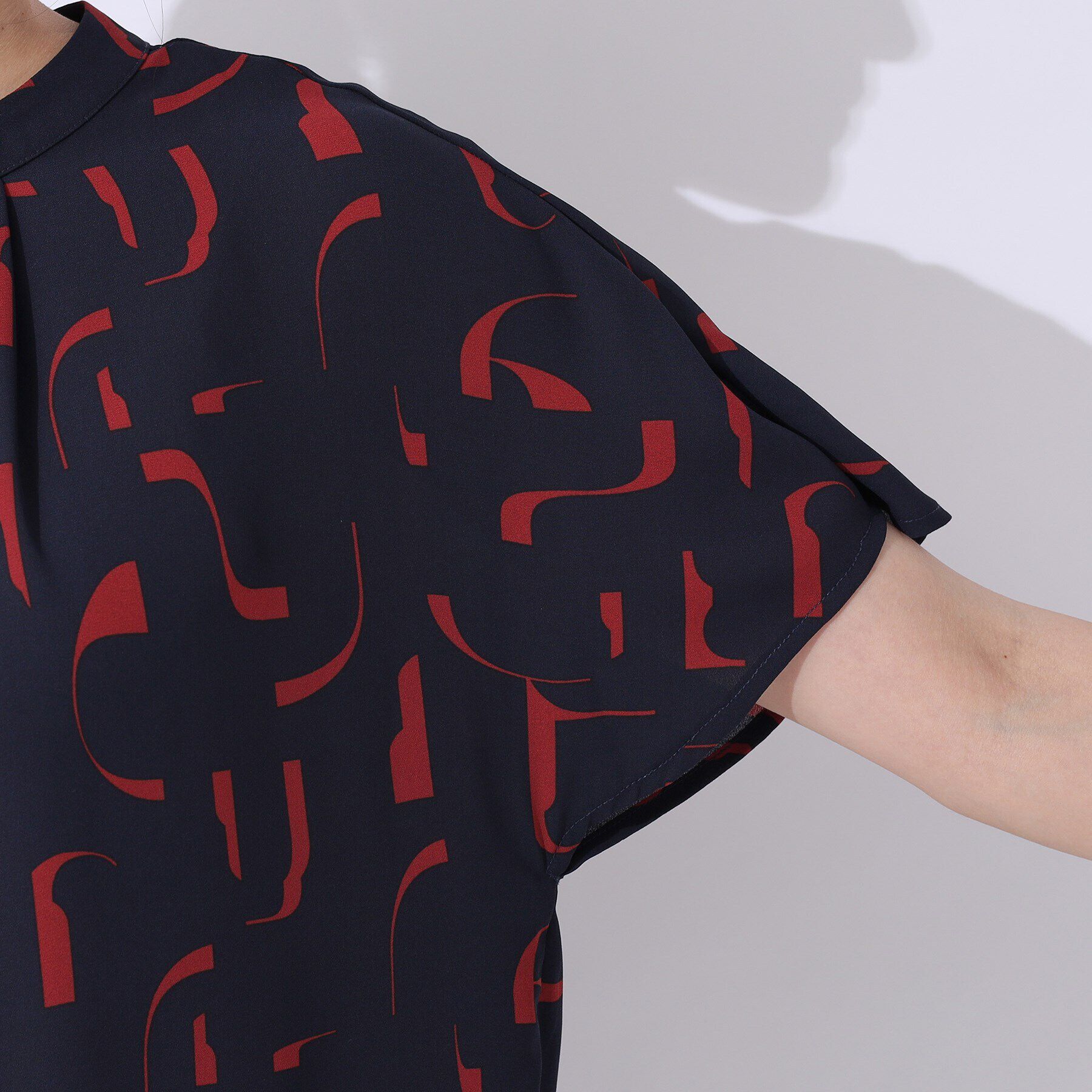 SHOO･LA･RUE「【洗える】周りと差がつく プリントハイネックブラウス」|シャツ・ブラウス|