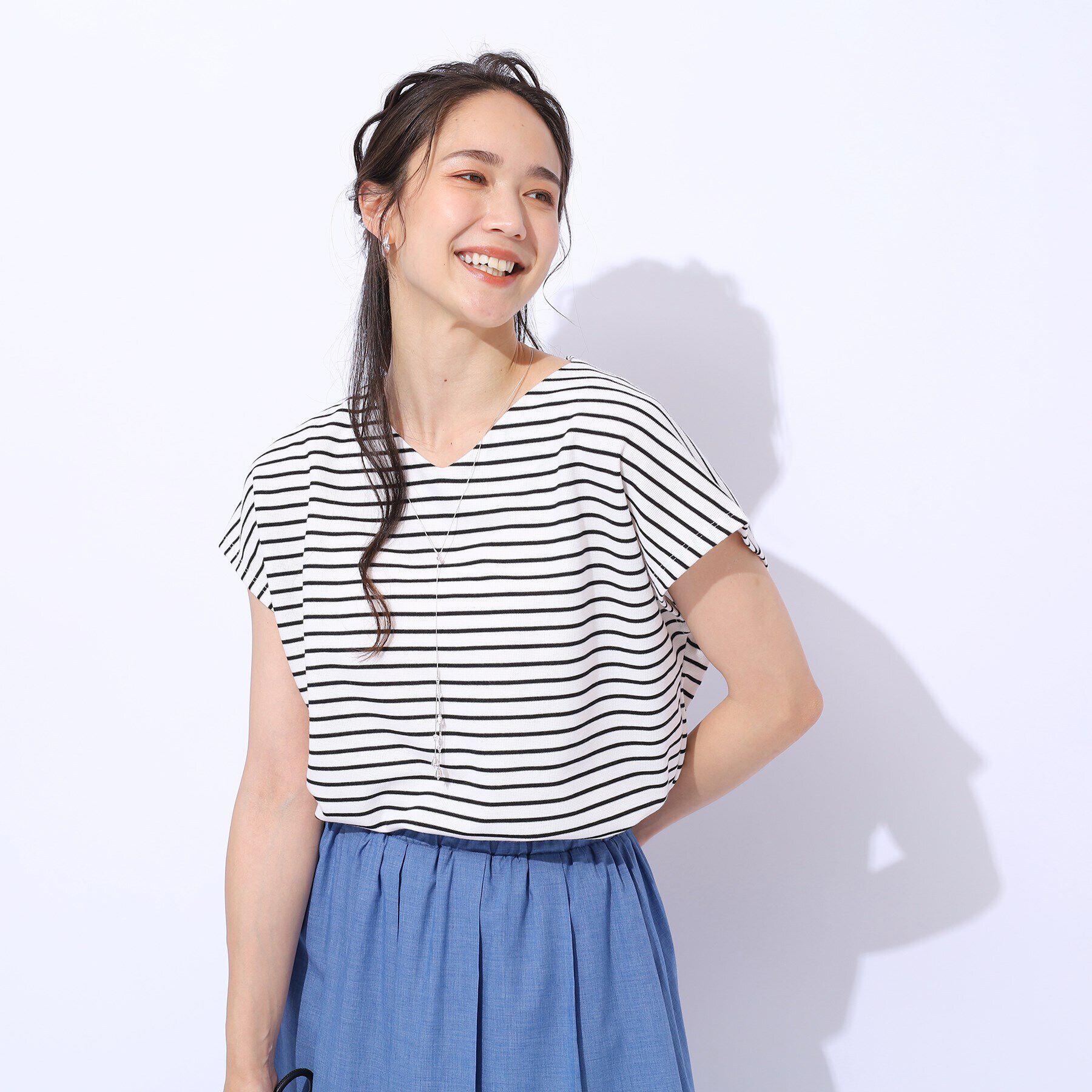 SHOO･LA･RUE「上品な女性らしさを演出　すっきり魅せるVネックトップス」|Tシャツ・カットソー|