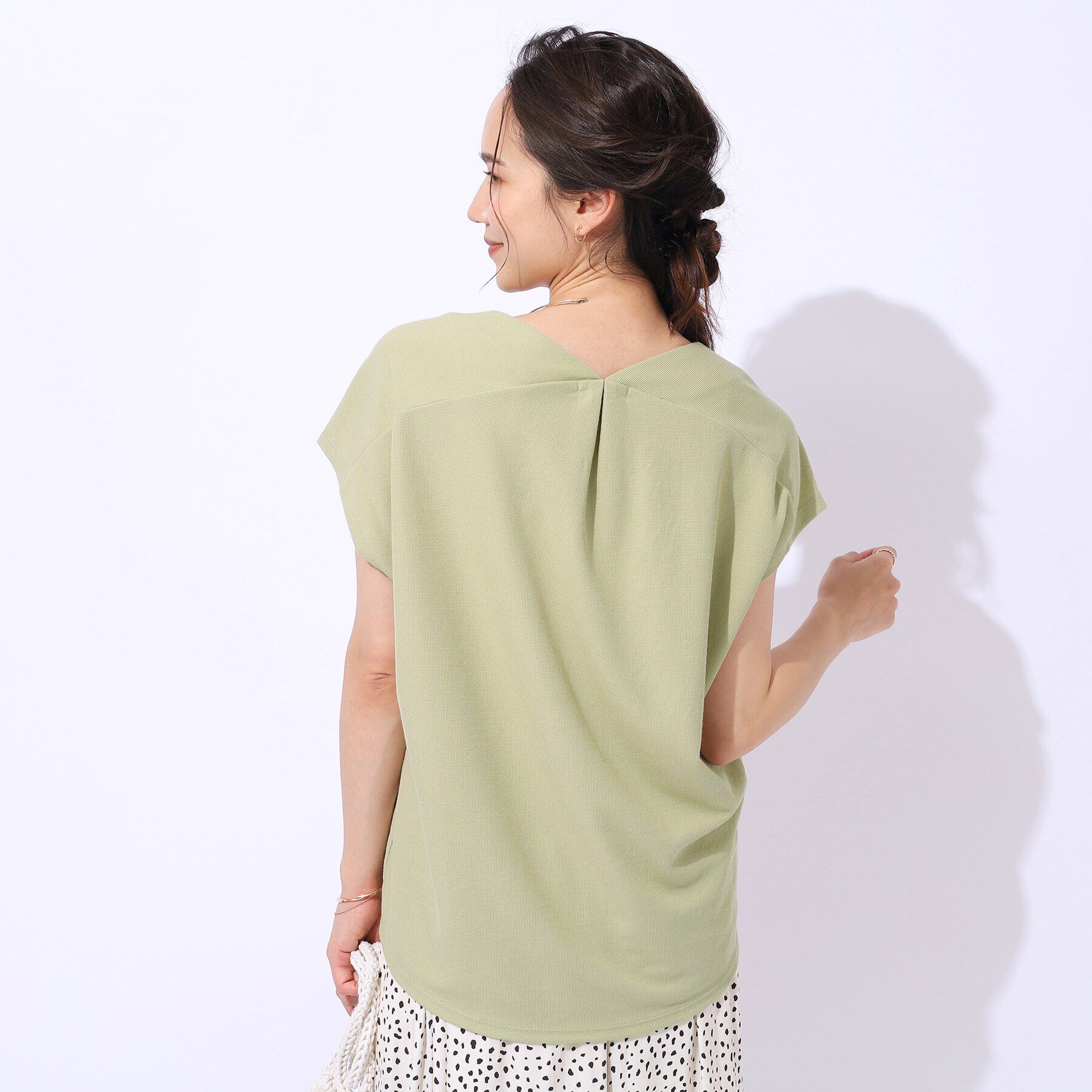 SHOO･LA･RUE「上品な女性らしさを演出　すっきり魅せるVネックトップス」|Tシャツ・カットソー|