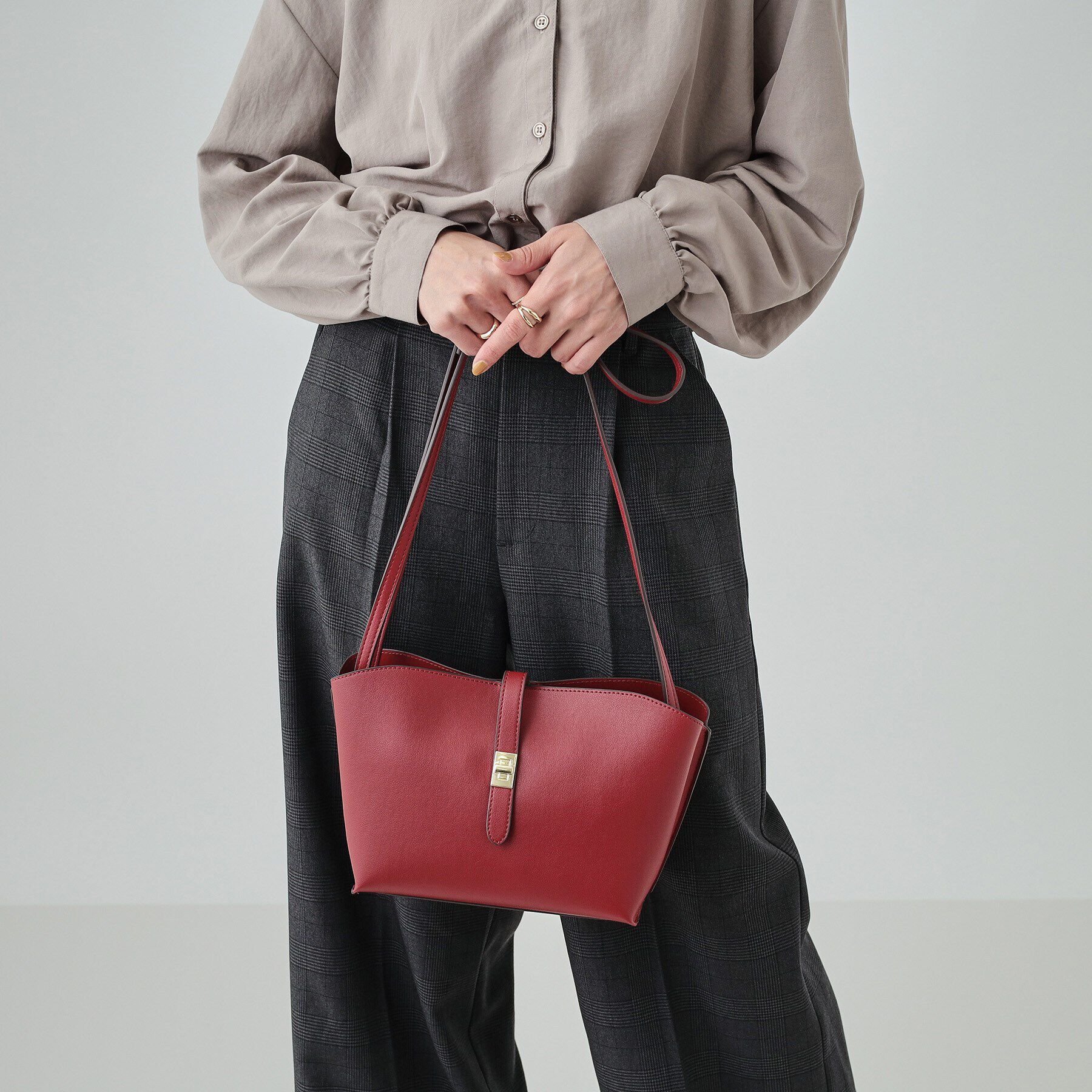 SHOO･LA･RUE「オンにもオフにも 飾り金具ショルダーバッグ」|ショルダー・メッセンジャー|