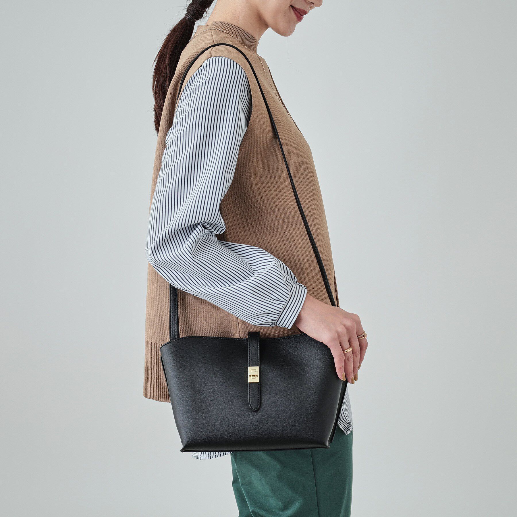 SHOO･LA･RUE「オンにもオフにも 飾り金具ショルダーバッグ」|ショルダー・メッセンジャー|