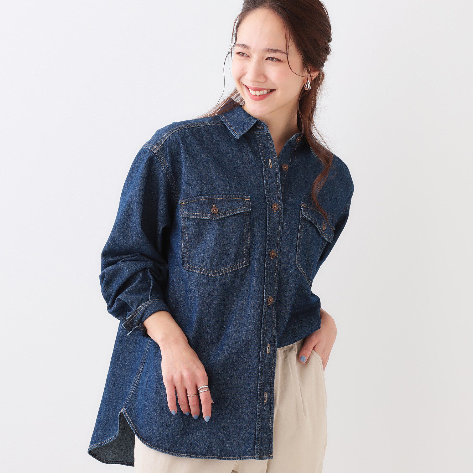 SHOO･LA･RUE「【洗える/S-LL】大人のこなれコーデに やわらかデニムシャツ」|シャツ・ブラウス|ネイビー(094)