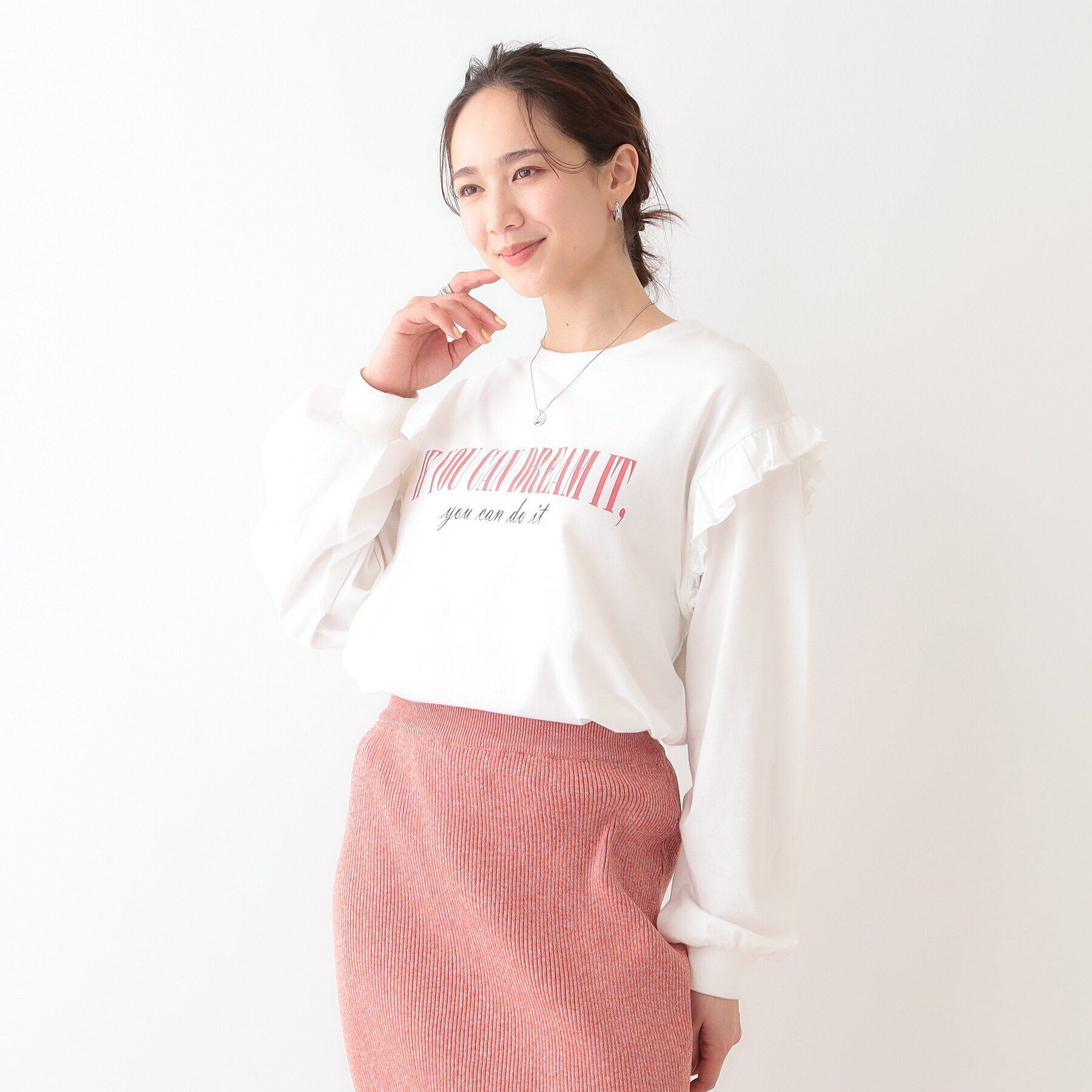 SHOO･LA･RUE「【S-LL/洗える】ショルダーフリルが目を惹く ロゴプリントロンT」|Tシャツ・カットソー|