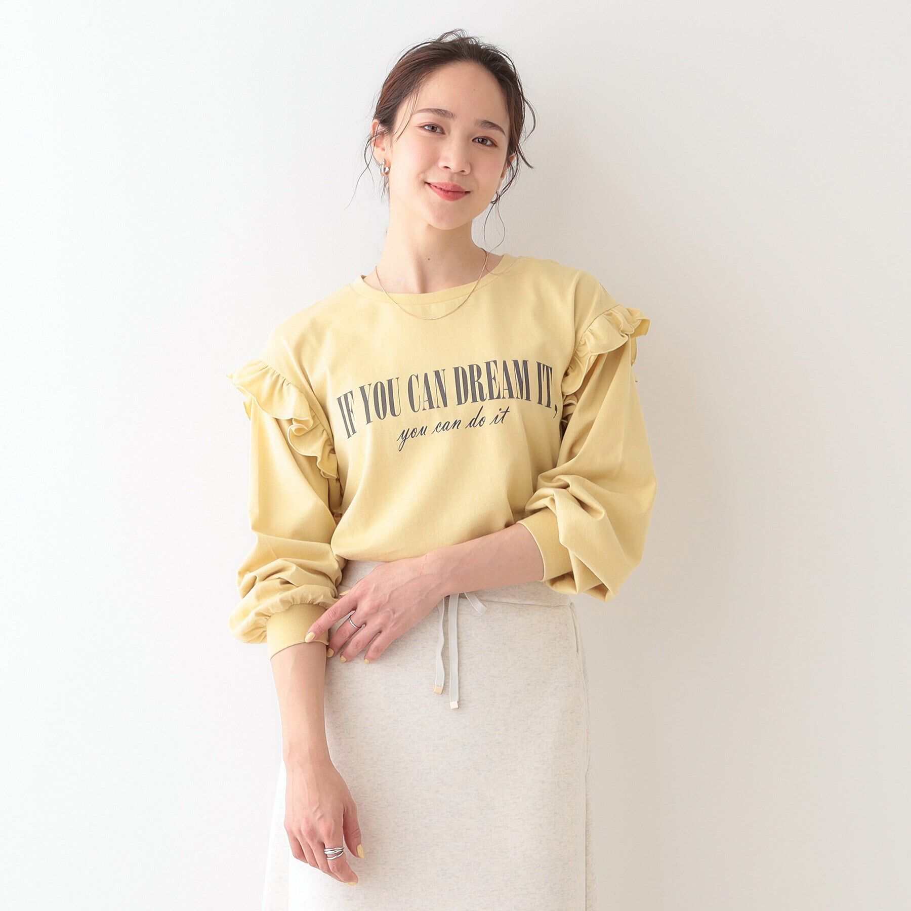 SHOO･LA･RUE「【S-LL/洗える】ショルダーフリルが目を惹く ロゴプリントロンT」|Tシャツ・カットソー|