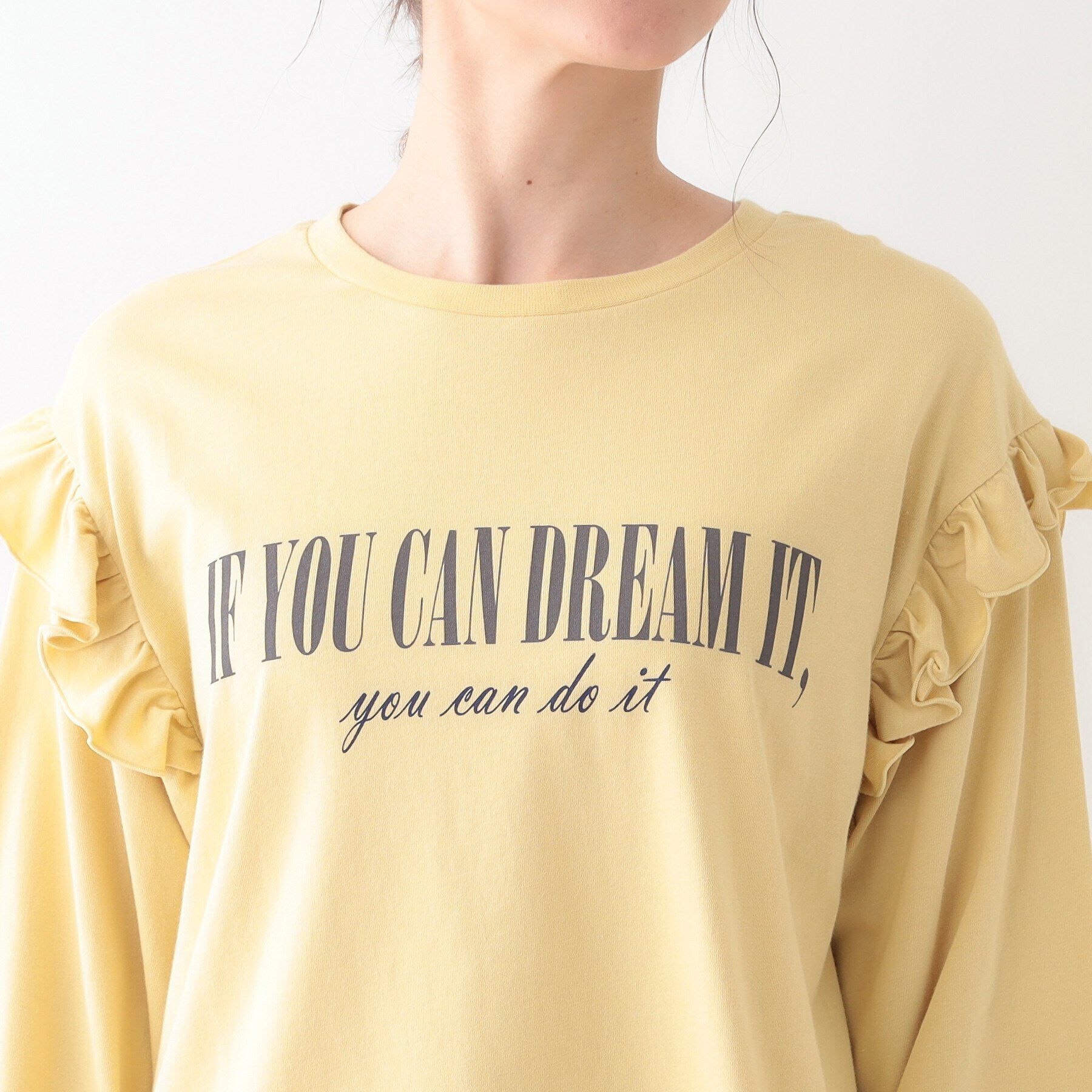 SHOO･LA･RUE「【S-LL/洗える】ショルダーフリルが目を惹く ロゴプリントロンT」|Tシャツ・カットソー|