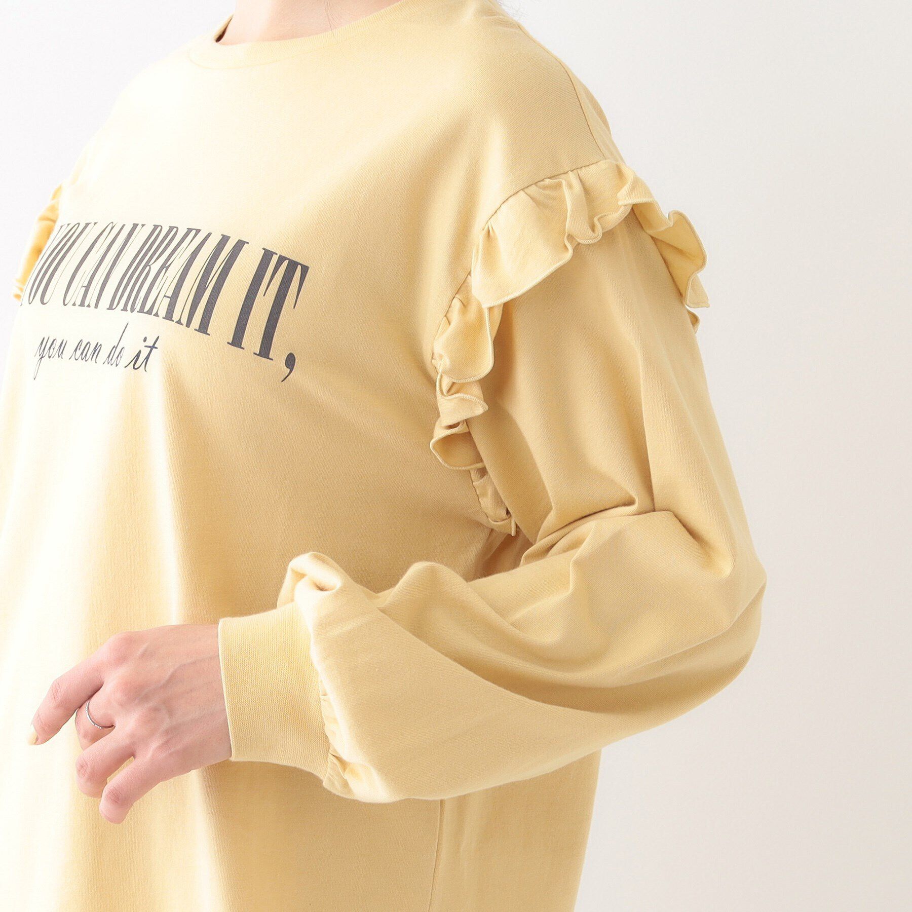 SHOO･LA･RUE「【S-LL/洗える】ショルダーフリルが目を惹く ロゴプリントロンT」|Tシャツ・カットソー|