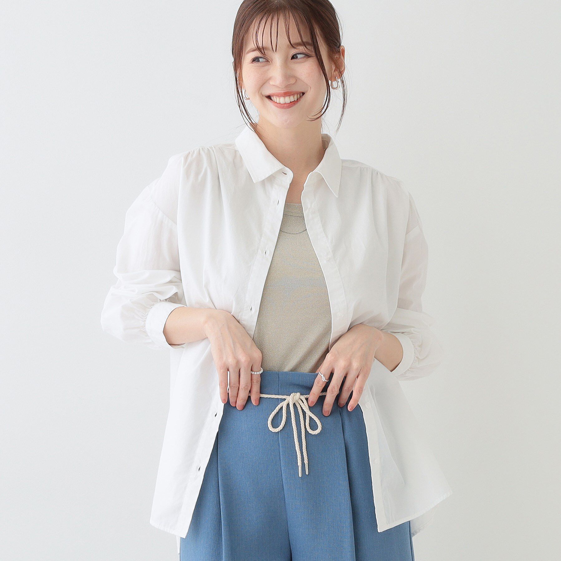 SHOO･LA･RUE「【洗える】バックギャザーがポイント 綿ワッシャー前開きシャツ」|シャツ・ブラウス|ホワイト(001)