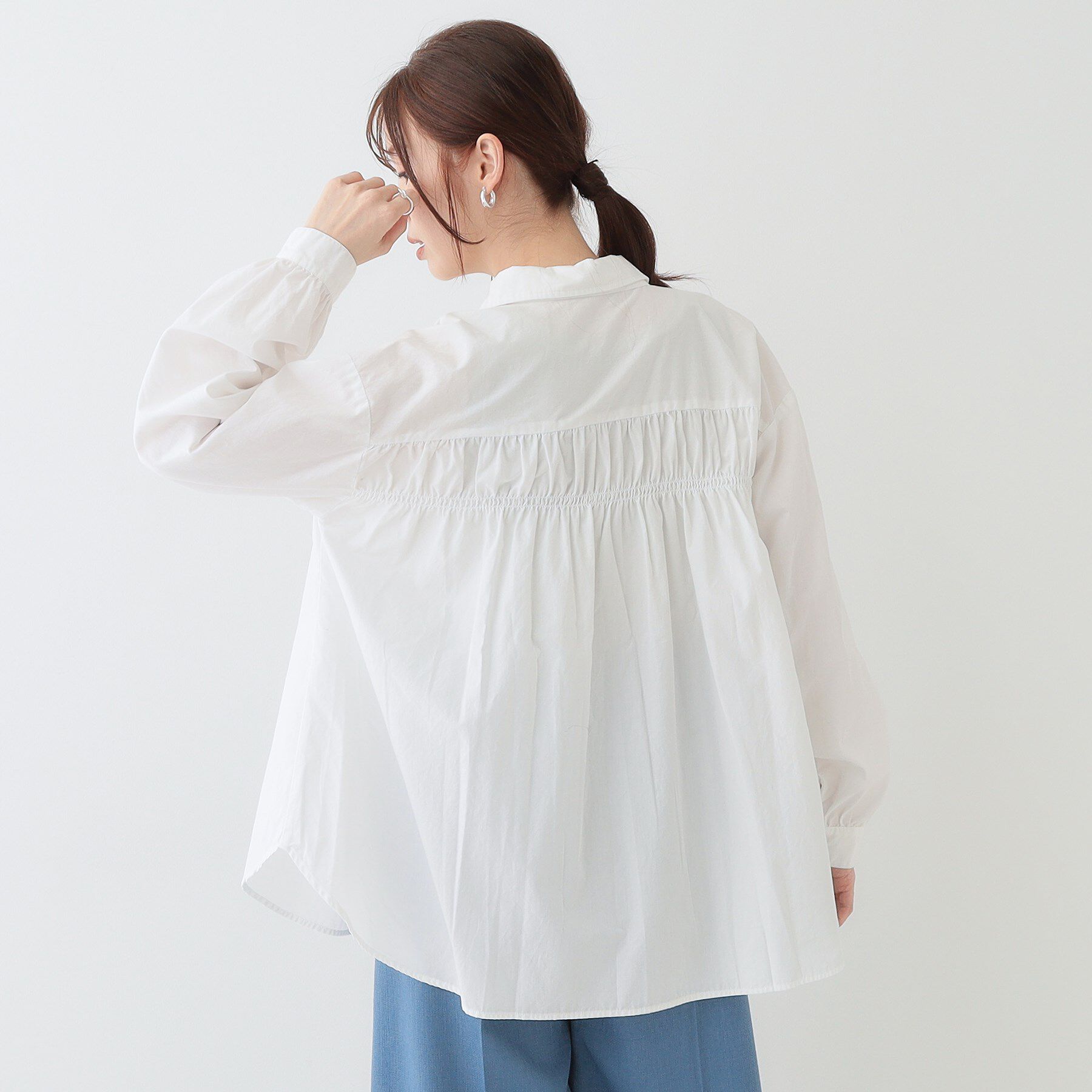 SHOO･LA･RUE「【洗える】バックギャザーがポイント 綿ワッシャー前開きシャツ」|シャツ・ブラウス|