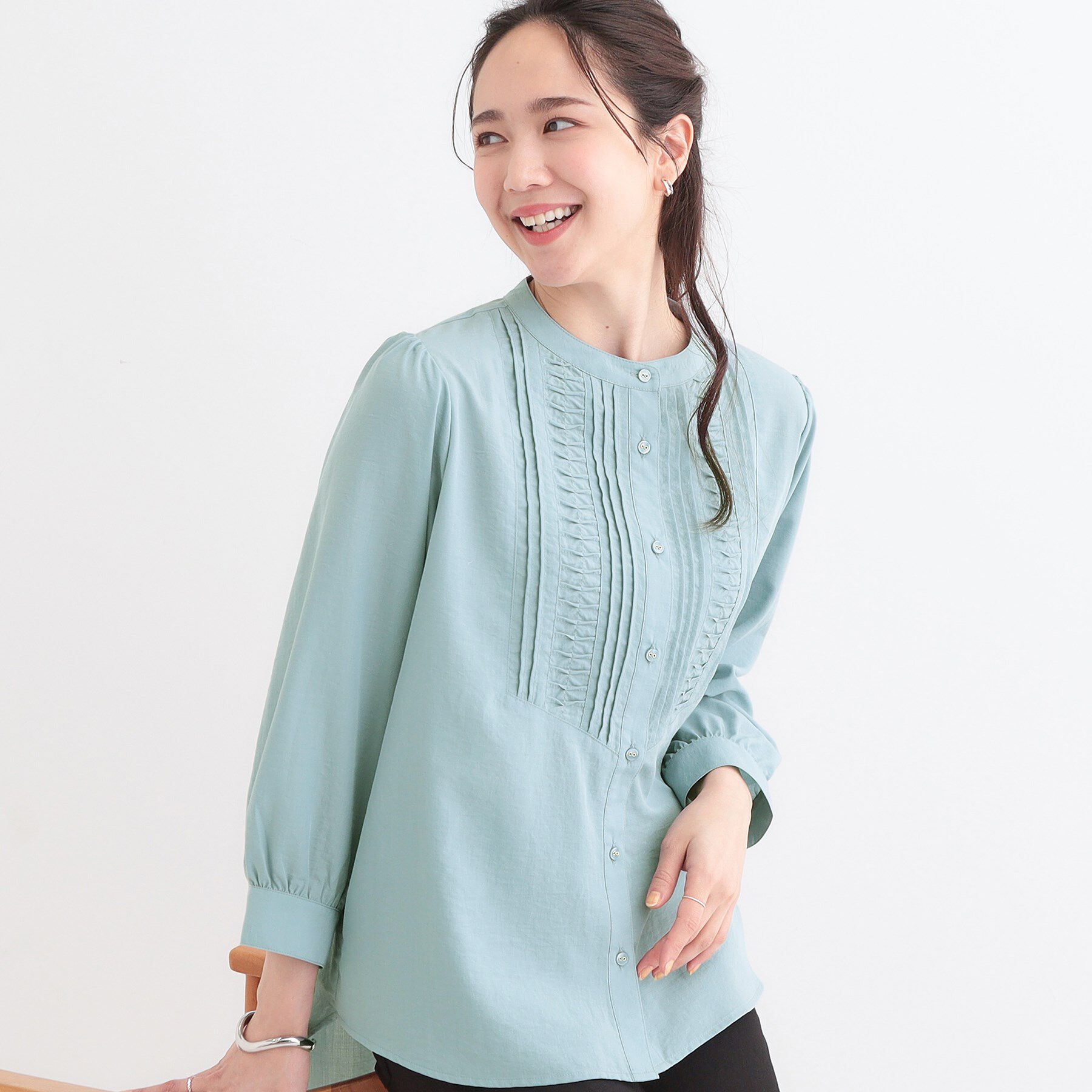 SHOO･LA･RUE「【S-LL】お顔周りを華やかに おりがみタックブラウス」|シャツ・ブラウス|ブルー(091)