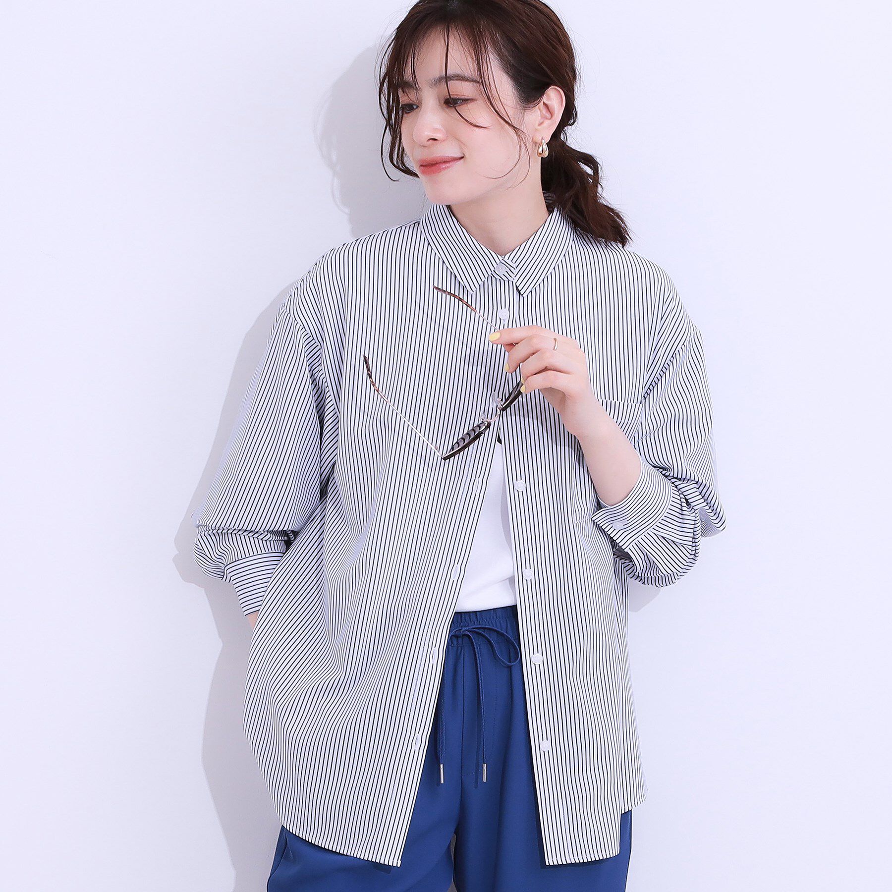 SHOO･LA･RUE「【ひんやり/UV/吸水速乾/洗濯後しわになりにくい】ラッシュガードにもなる ストライプ前開きシャツ」|シャツ・ブラウス|ネイビー(394)