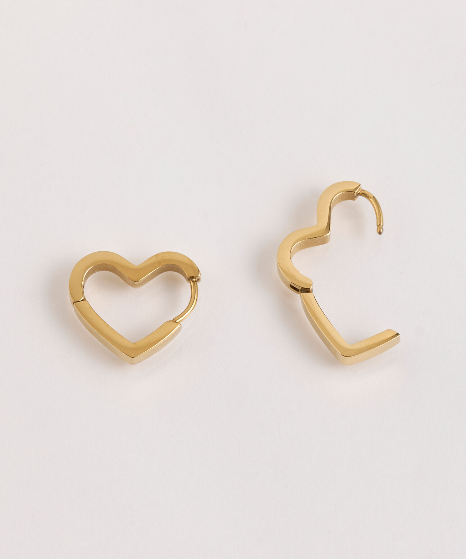 Phoebe「【金属アレルギー対応】ストレートハートフープピアス　ゴールド/サージカルステンレス」|ピアス|