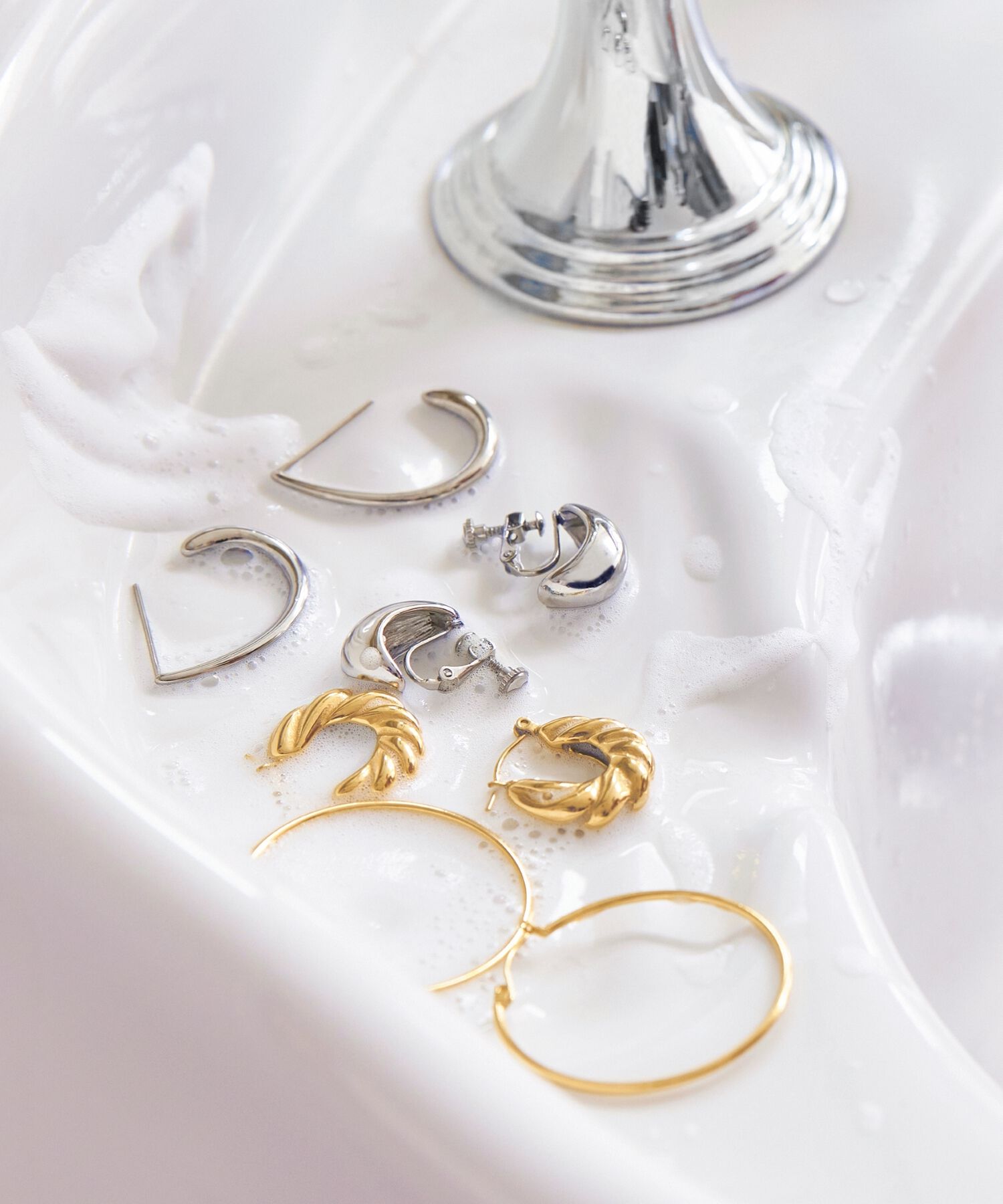 Phoebe「【金属アレルギー対応】ストレートハートフープピアス　ゴールド/サージカルステンレス」|ピアス|