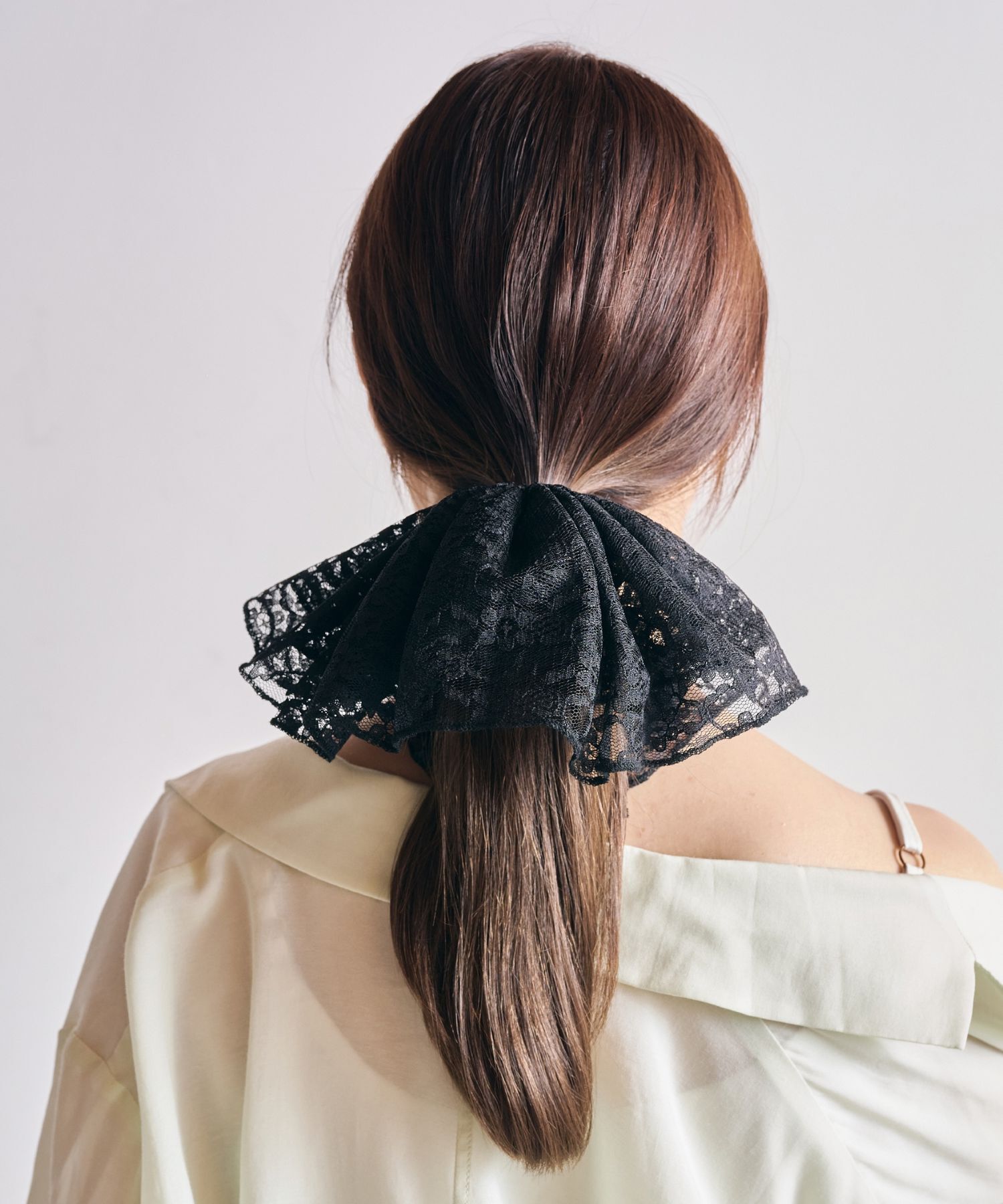 Phoebe「ビッグフリルシュシュ　ブラック」|ヘアゴム・シュシュ|