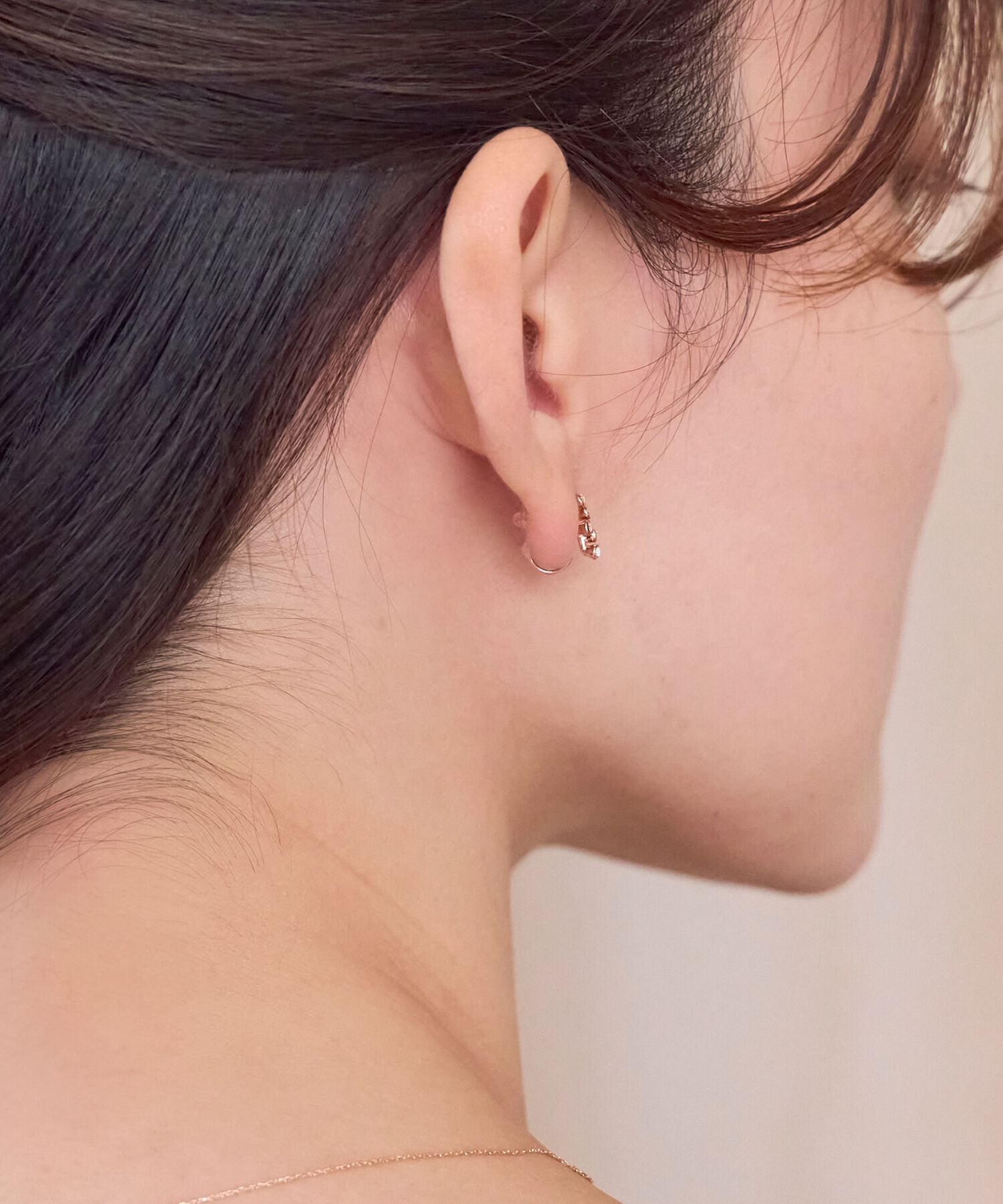 Phoebe「【金属アレルギー対応/痛くないシリーズ】ランダムプチベゼルライトフィットイヤリングシャンパンゴールド」|イヤリング|