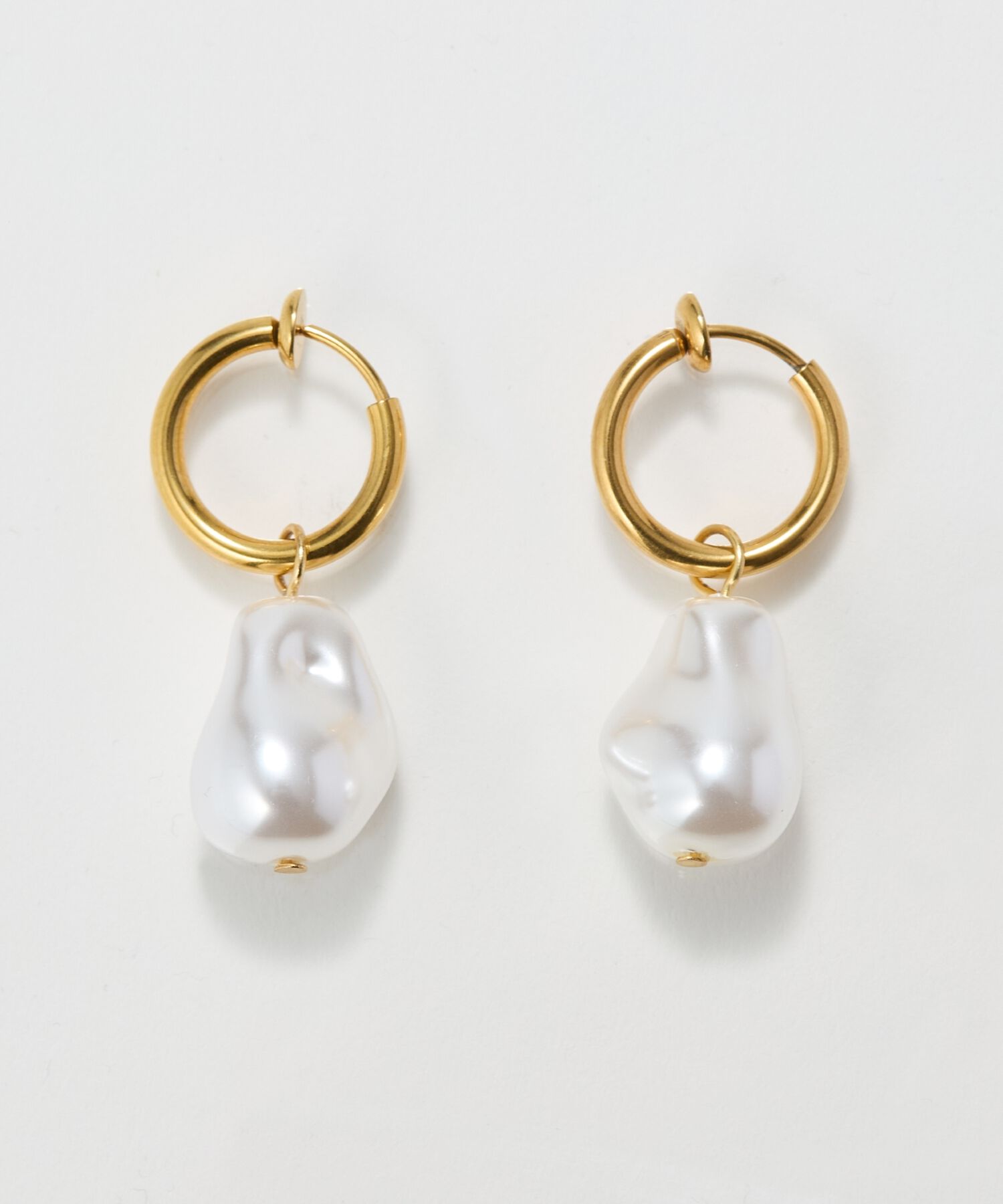 Phoebe「【金属アレルギー対応】バランスバロックパールフープイヤリング　ゴールド/ステンレス/大ぶり/主役級」|イヤリング|