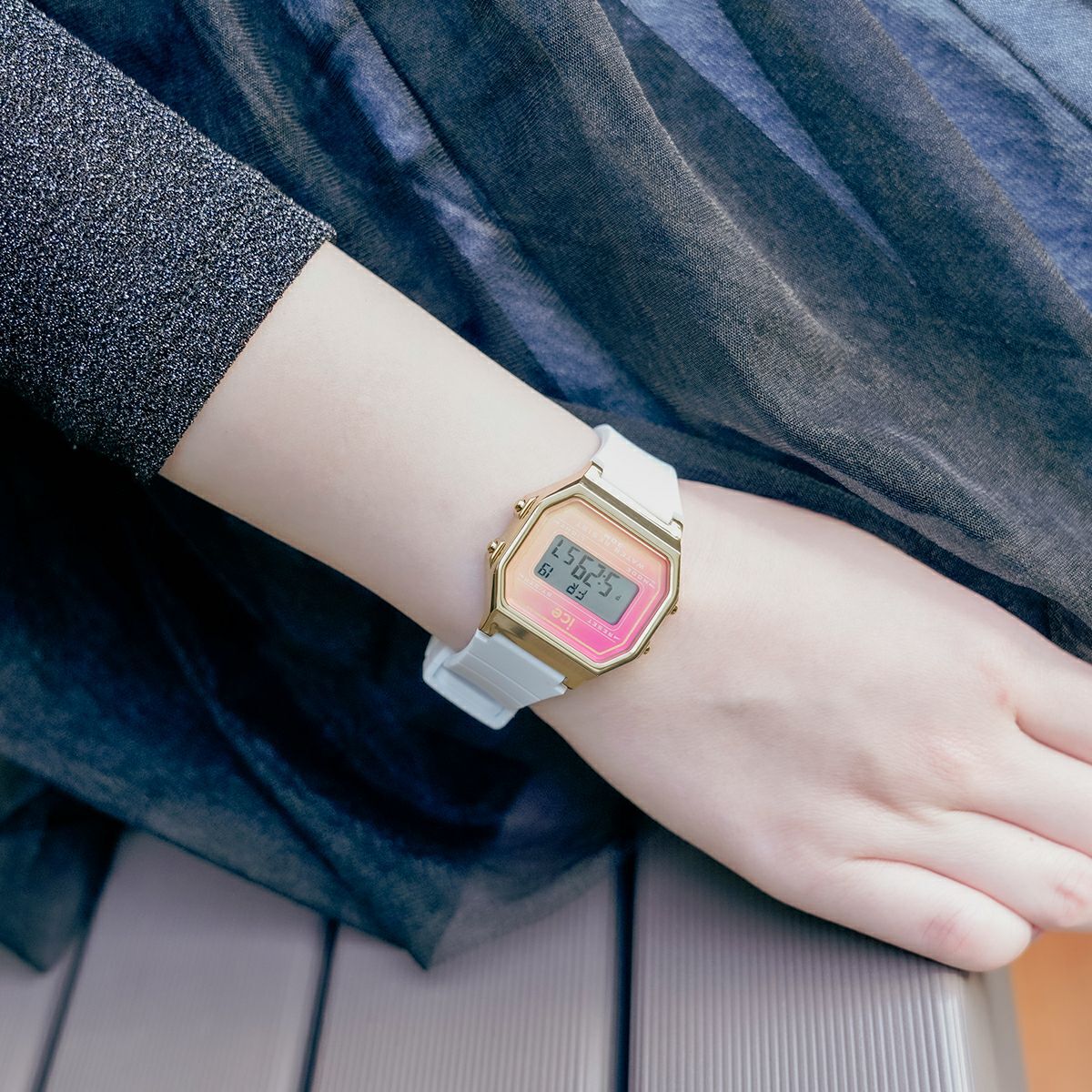 ICE-WATCH「〈ICE-WATCH(ｱｲｽｳｫｯﾁ)〉ICE digit retro ﾎﾜｲﾄﾄﾞﾘｰﾑｽｹｰﾌﾟ ｽﾓｰﾙ」|腕時計|