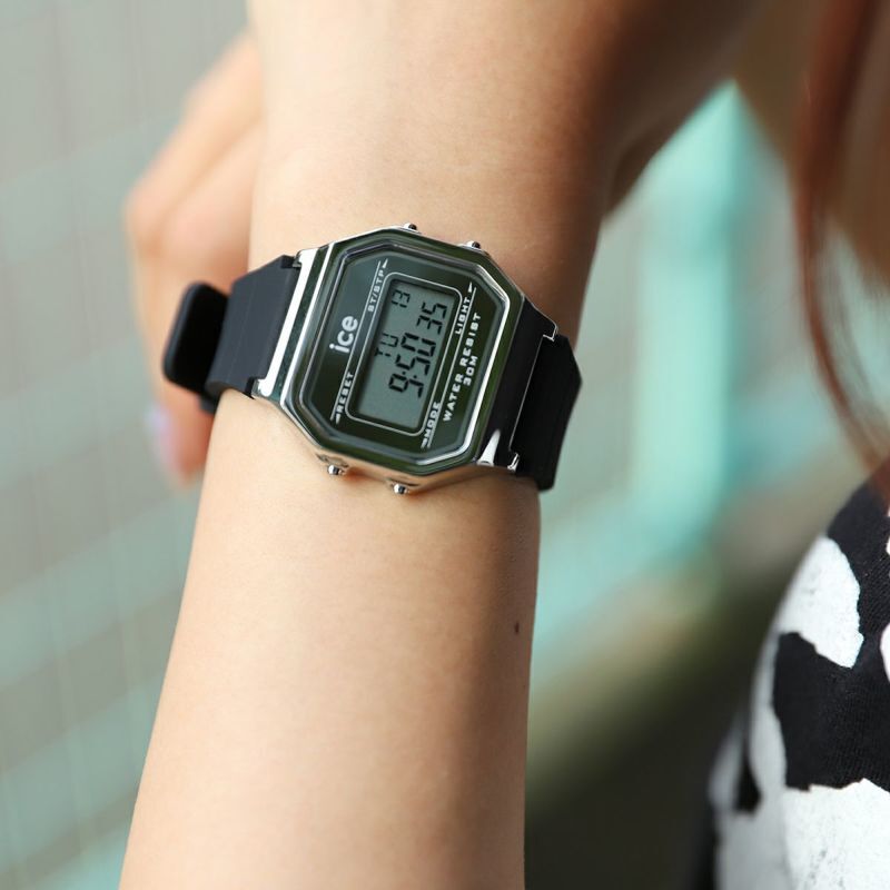 ICE-WATCH「〈ICE-WATCH(ｱｲｽｳｫｯﾁ)〉ICE digit retro ﾒﾀﾙｼﾙﾊﾞｰ ﾌﾞﾗｯｸ ｽﾓｰﾙ」|腕時計|SILVER