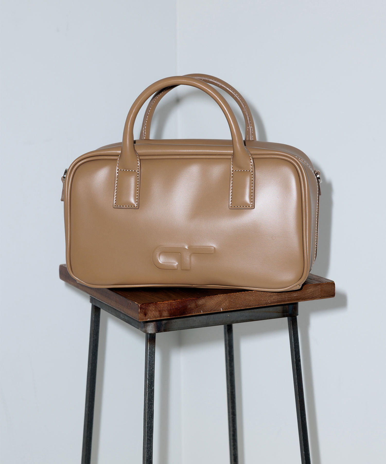 ADAM ET ROPE'「【一部WEB限定カラー・再入荷・サステナブル】ロゴスクエアボストンバッグ」|ショルダー・メッセンジャー|ブラウン(22)