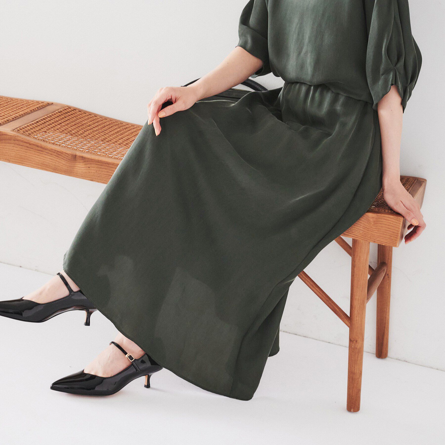 UNTITLED「【セットアップ可/ウエストゴム/パウダータッチ】シルキーキュプラ ロングスカート」|スカート|カーキ(029)