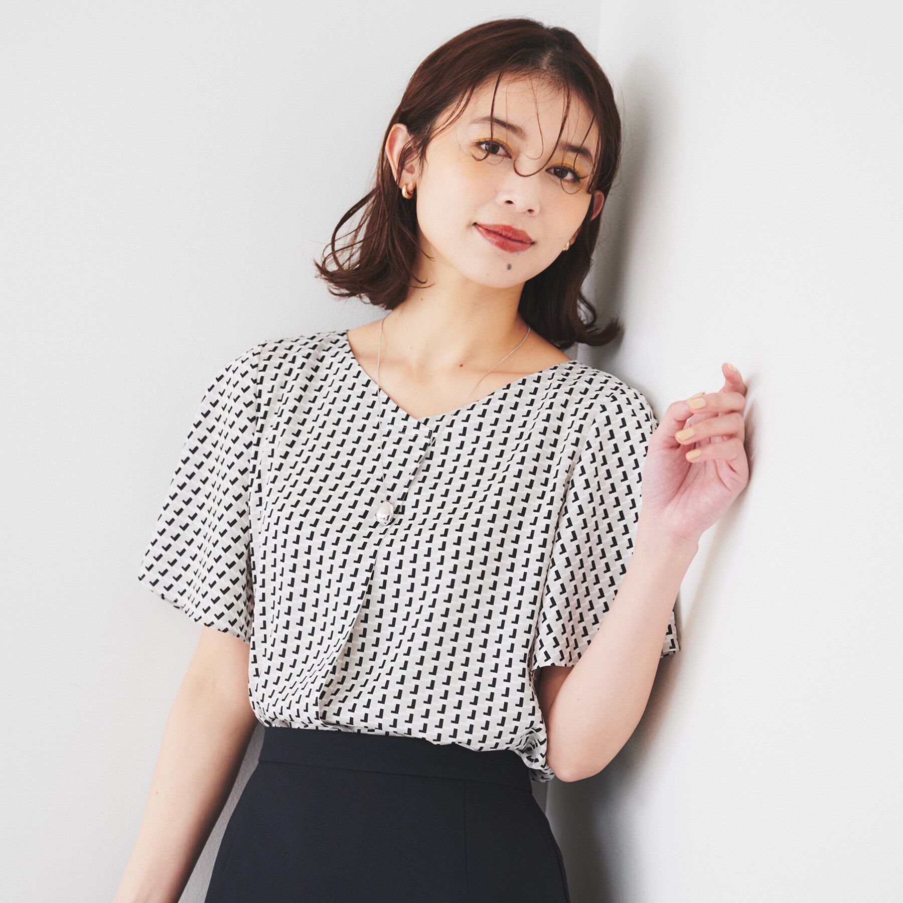 UNTITLED「【通勤/二の腕カバー】ジオメトリック柄 Vネックブラウス」|シャツ・ブラウス|ライトグレー(111