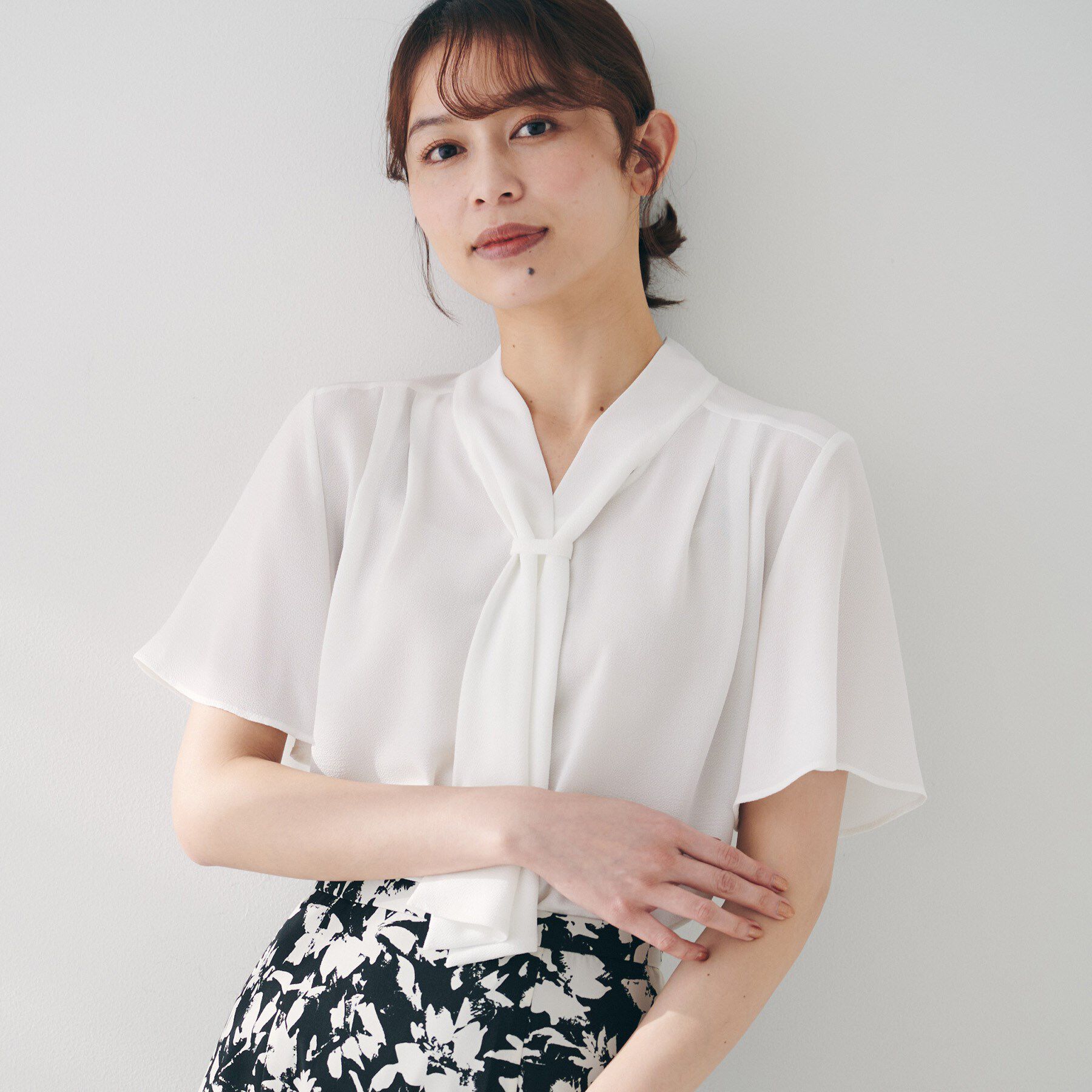 UNTITLED「【通勤/オフィス/二の腕カバー】ボウタイブラウス」|シャツ・ブラウス|ホワイト(001)