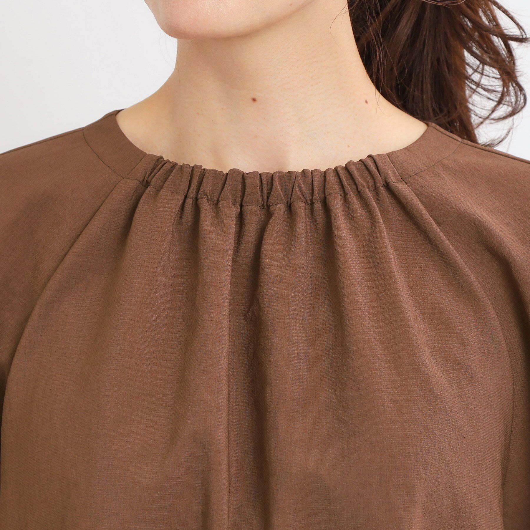 Reflect「【マシンウォッシュ可／セットアップ可／通勤におすすめ】ネックギャザータックブラウス」|シャツ・ブラウス|