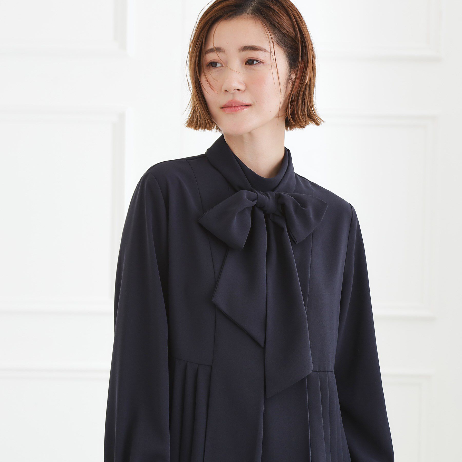 grove「【マシンウォッシュ/防シワ/UVカット】裾プリーツ取り外しボウタイブラウス」|シャツ・ブラウス|