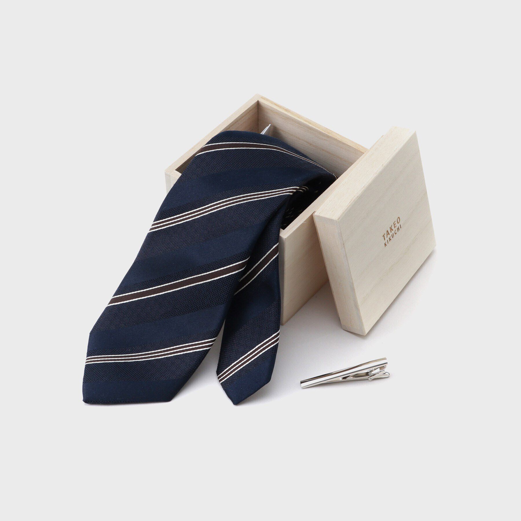 TAKEO KIKUCHI「【MADE IN JAPAN】 桐箱BOX入り ネクタイ&タイバーセット」|ネクタイ・蝶ネクタイ|シャドー積石亀甲スト