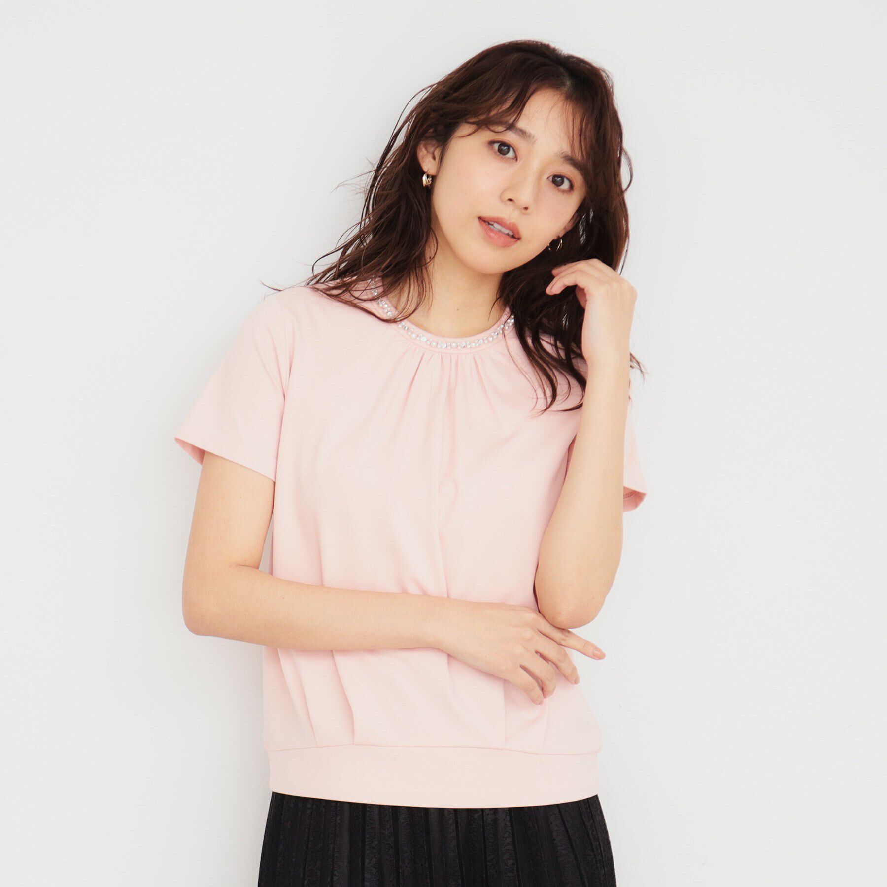 index「UV ストレッチポンチビジューネックトップス【接触冷感/洗濯機洗い可】」|Tシャツ・カットソー|ライトピンク(070