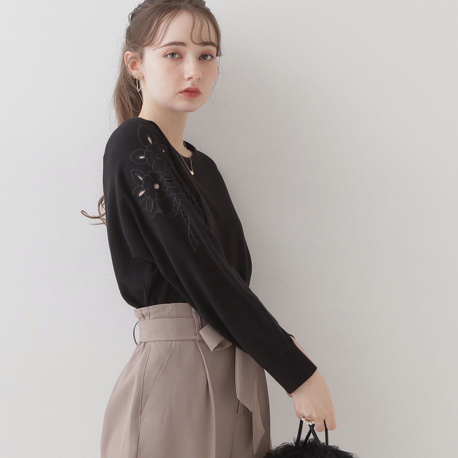 Couture broach「【上品さを添えた刺繍ニット】エンブロドルマンニット」|ニット・セーター|ﾌﾞﾗｯｸ(019)