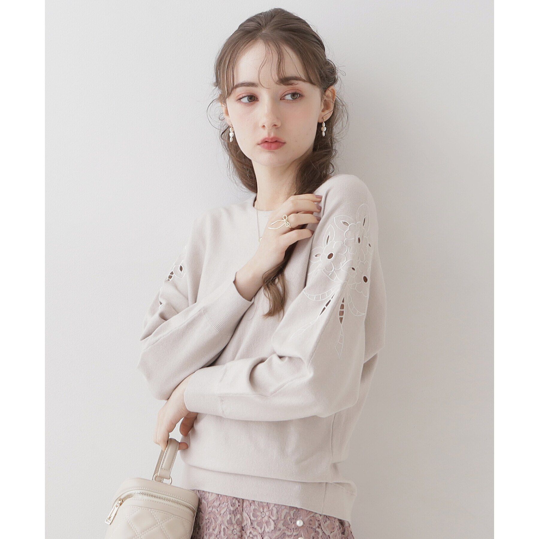 Couture broach「【上品さを添えた刺繍ニット】エンブロドルマンニット」|ニット・セーター|ｸﾞﾚｰｼﾞｭ(050)