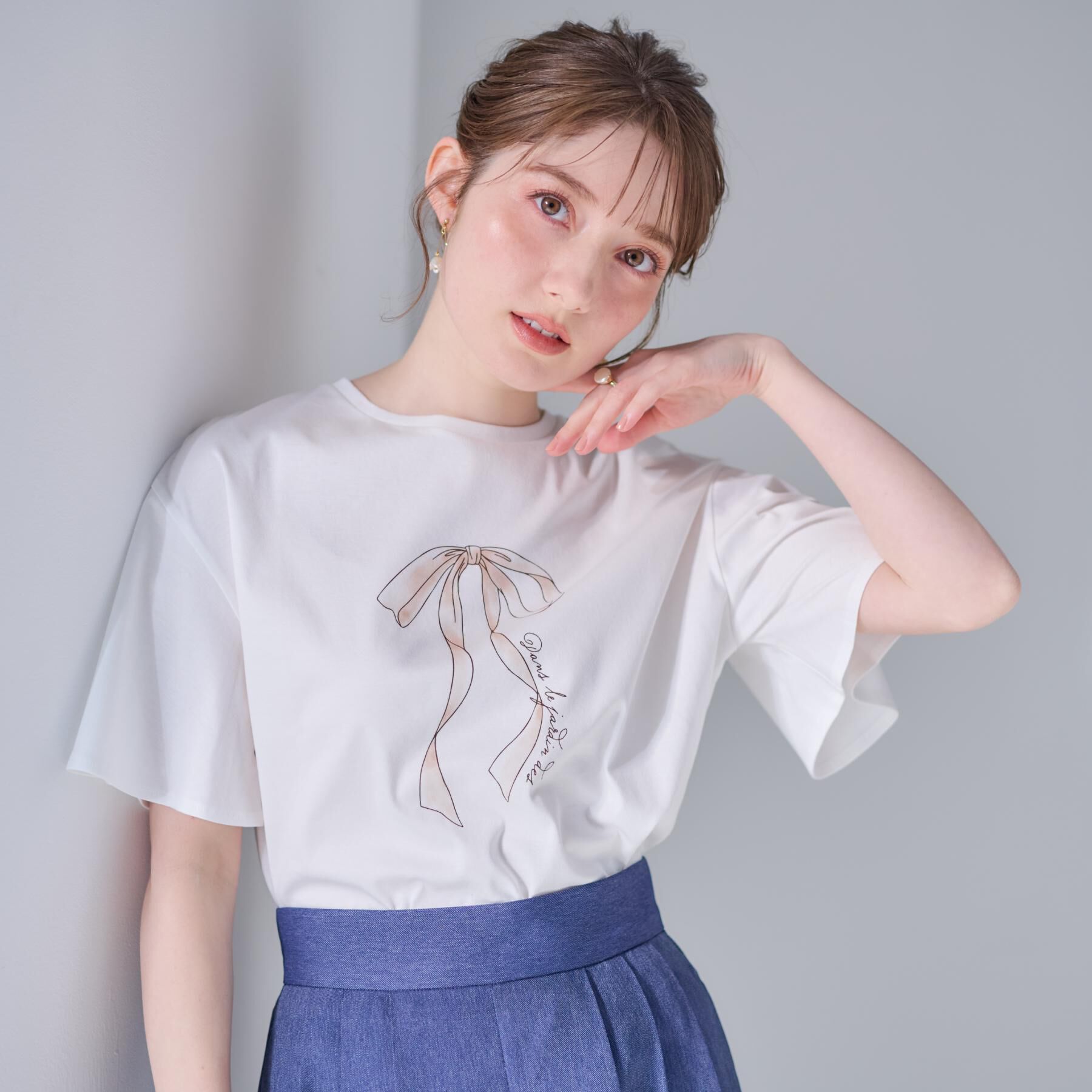 Couture broach「【マシンウォッシャブル・接触冷感・UV機能】60リボンロゴプリント フレアーT」|Tシャツ・カットソー|