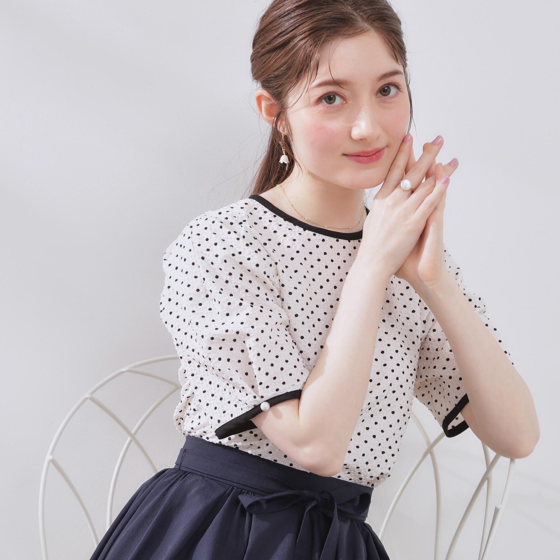 Couture broach「【フェミニン・二の腕カバー・通勤】サッカードットデザインブラウス」|シャツ・ブラウス|オフホワイト(103