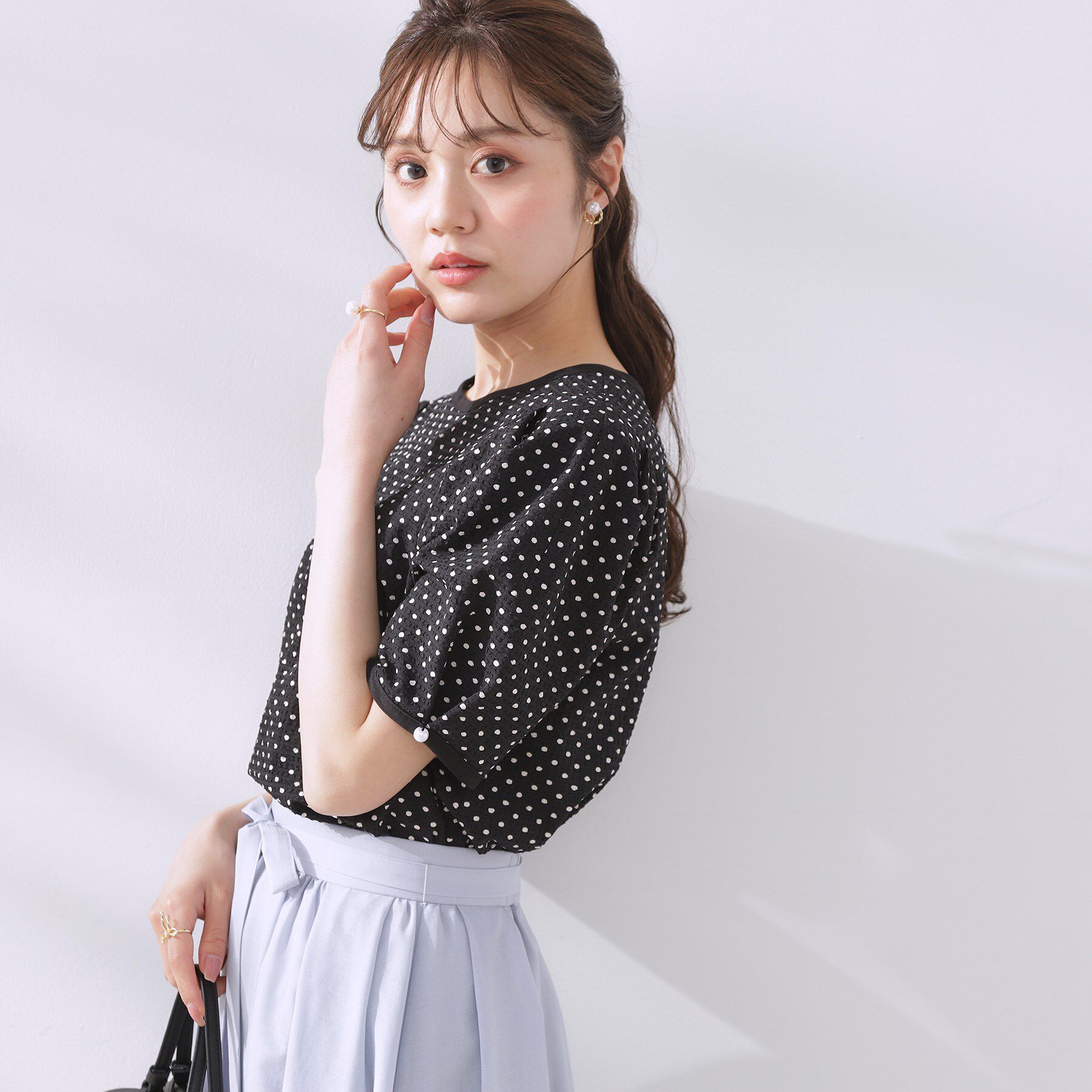 Couture broach「【フェミニン・二の腕カバー・通勤】サッカードットデザインブラウス」|シャツ・ブラウス|