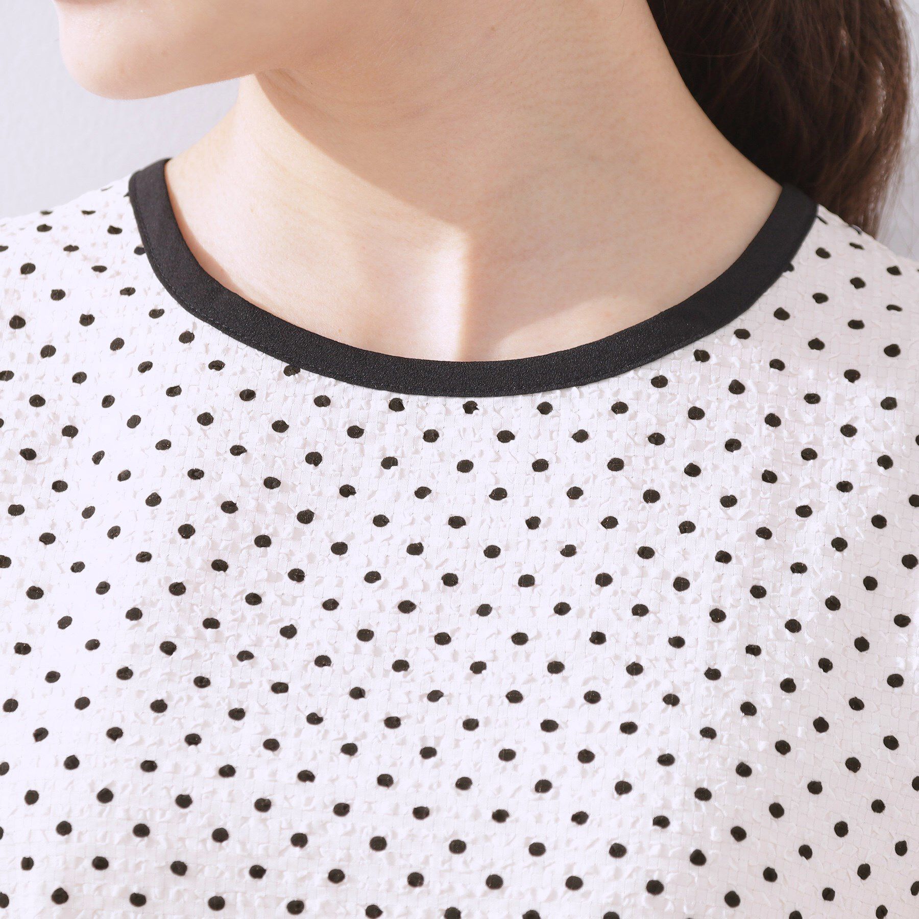 Couture broach「【フェミニン・二の腕カバー・通勤】サッカードットデザインブラウス」|シャツ・ブラウス|