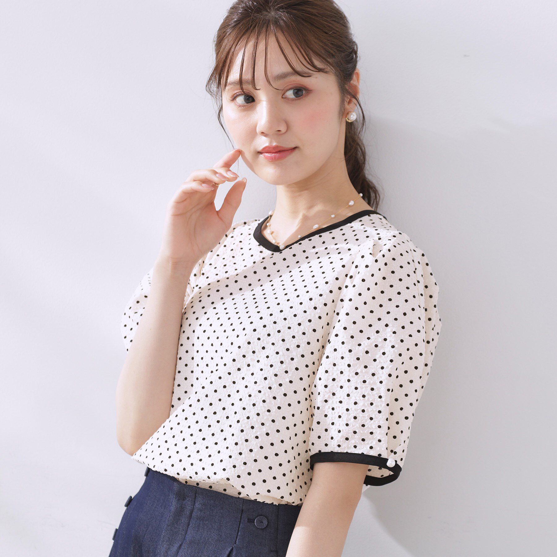 Couture broach「【フェミニン・二の腕カバー・通勤】サッカードットデザインブラウス」|シャツ・ブラウス|