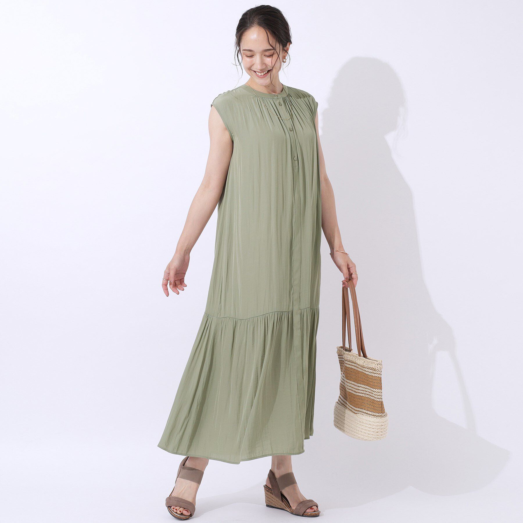 SHOO･LA･RUE「柔らかで上品な光沢感　バンドカラー ティアードワンピース」|ワンピース|カーキ(027)
