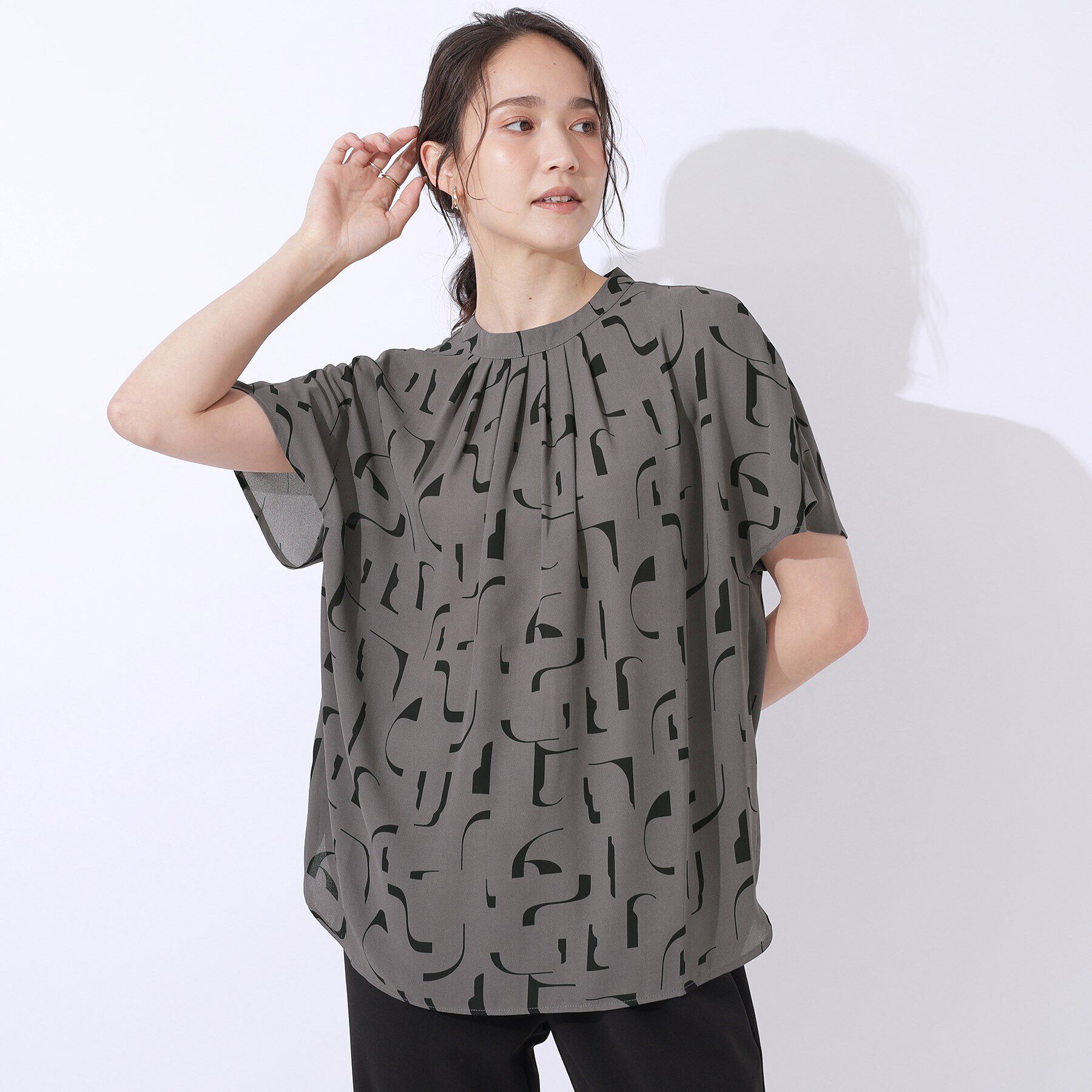 SHOO･LA･RUE「【洗える】周りと差がつく プリントハイネックブラウス」|シャツ・ブラウス|チャコールグレー(1