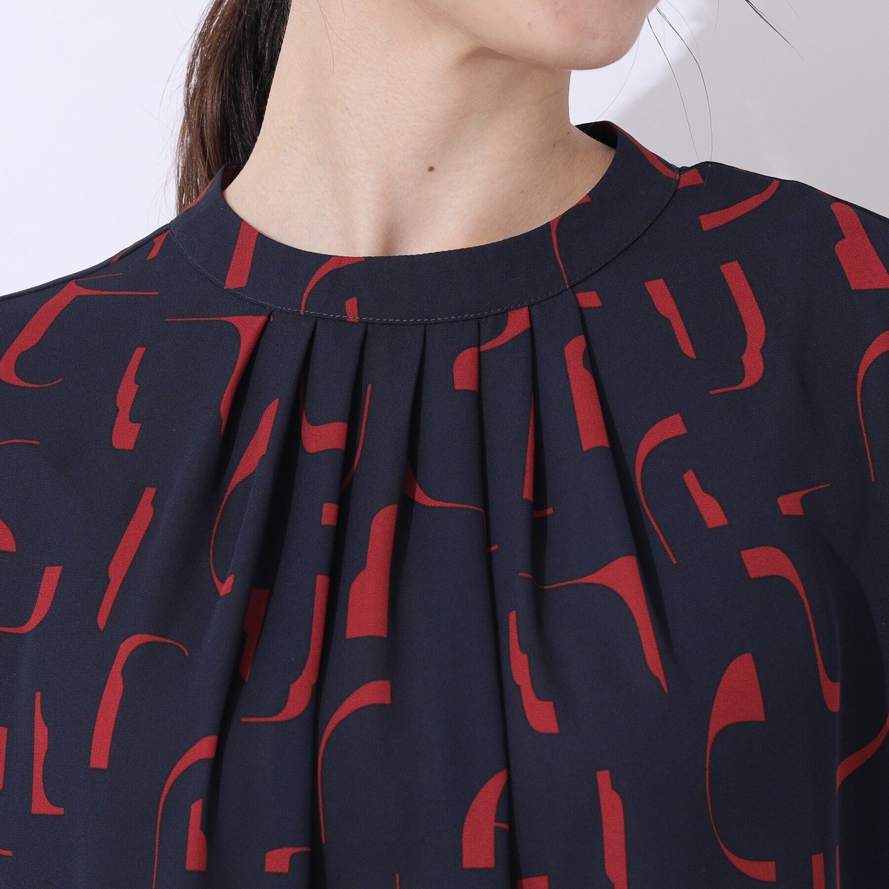 SHOO･LA･RUE「【洗える】周りと差がつく プリントハイネックブラウス」|シャツ・ブラウス|