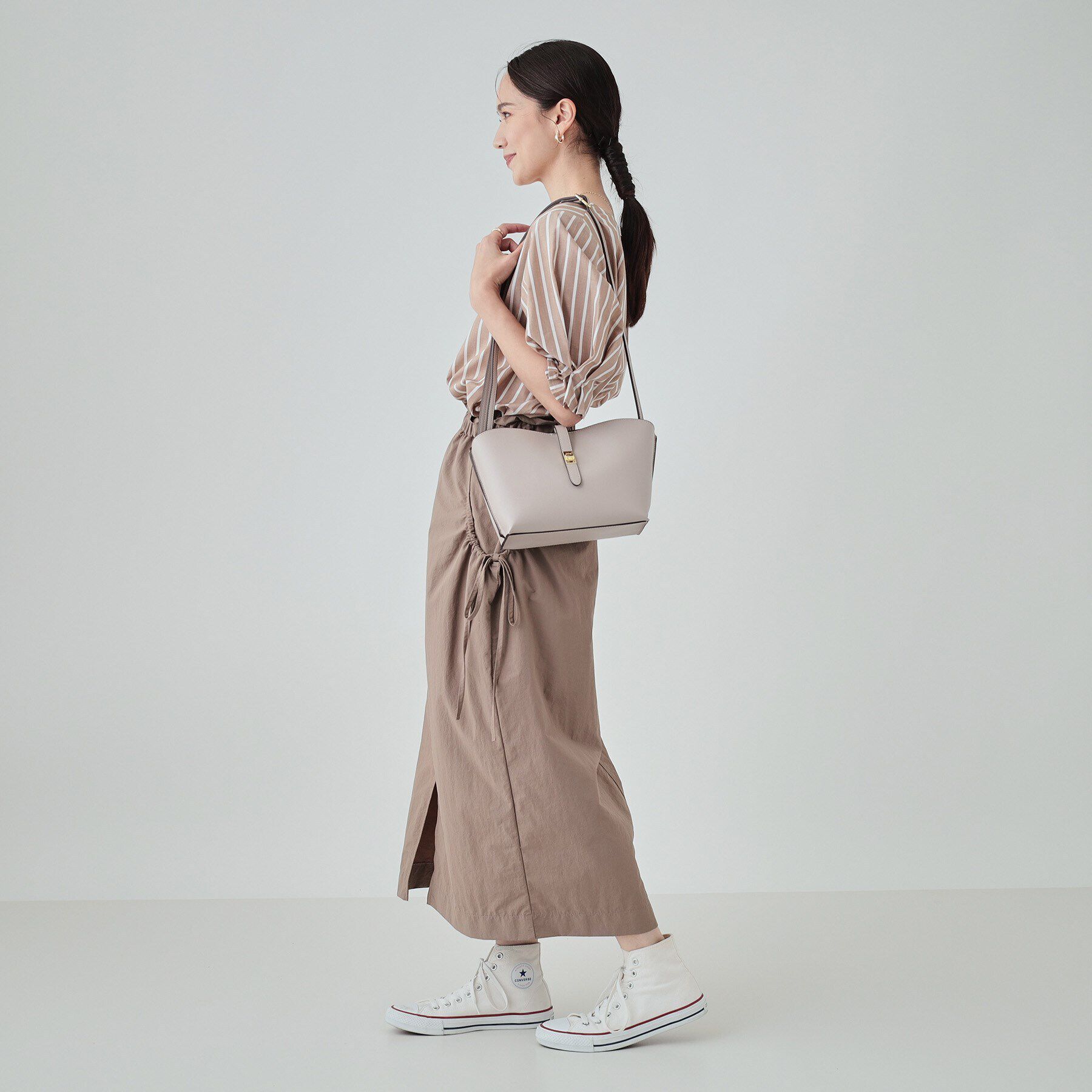 SHOO･LA･RUE「オンにもオフにも 飾り金具ショルダーバッグ」|ショルダー・メッセンジャー|