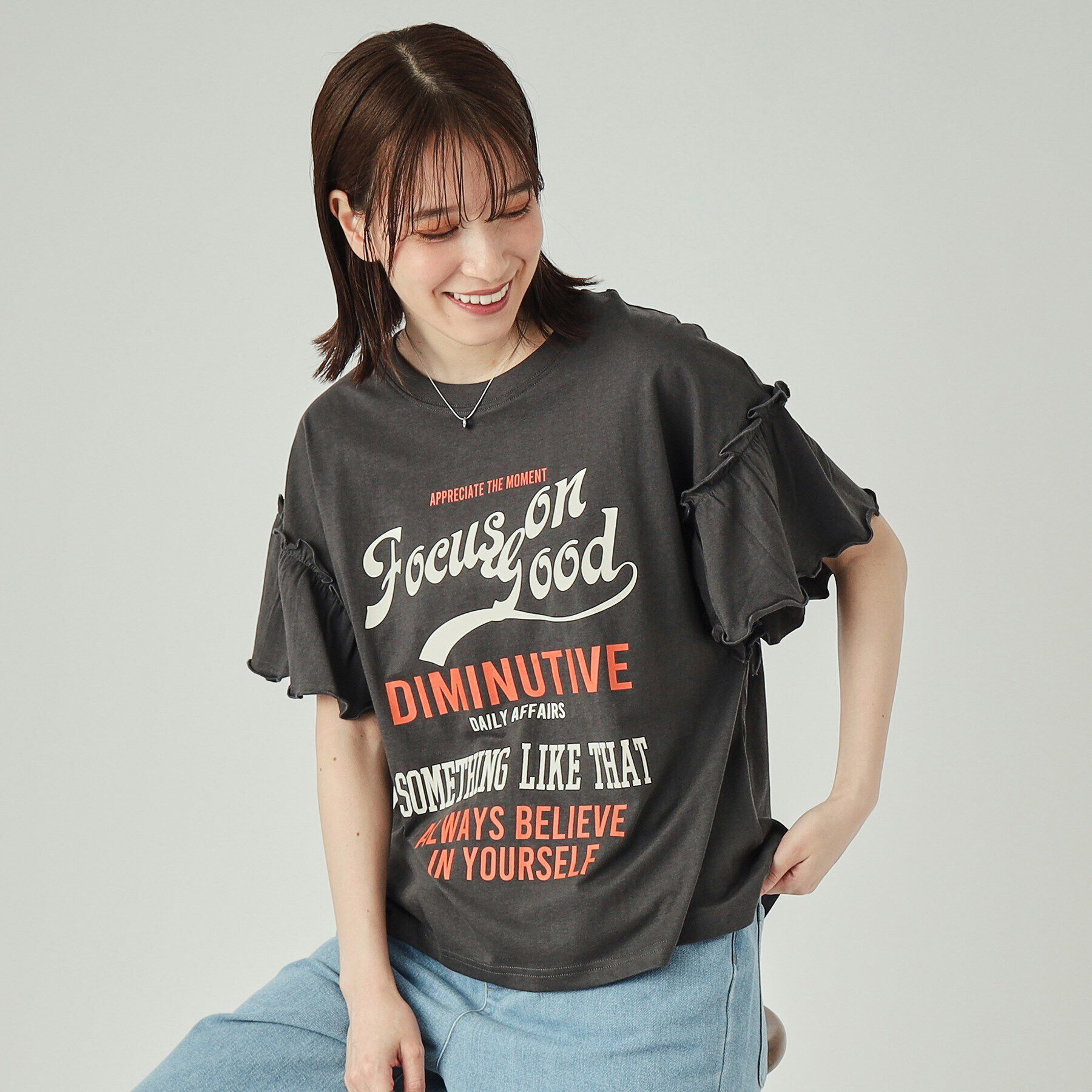 SHOO･LA･RUE「【洗える】ロゴデザインでこなれ見え フリルスリーブTシャツ」|Tシャツ・カットソー|チャコールグレー(2