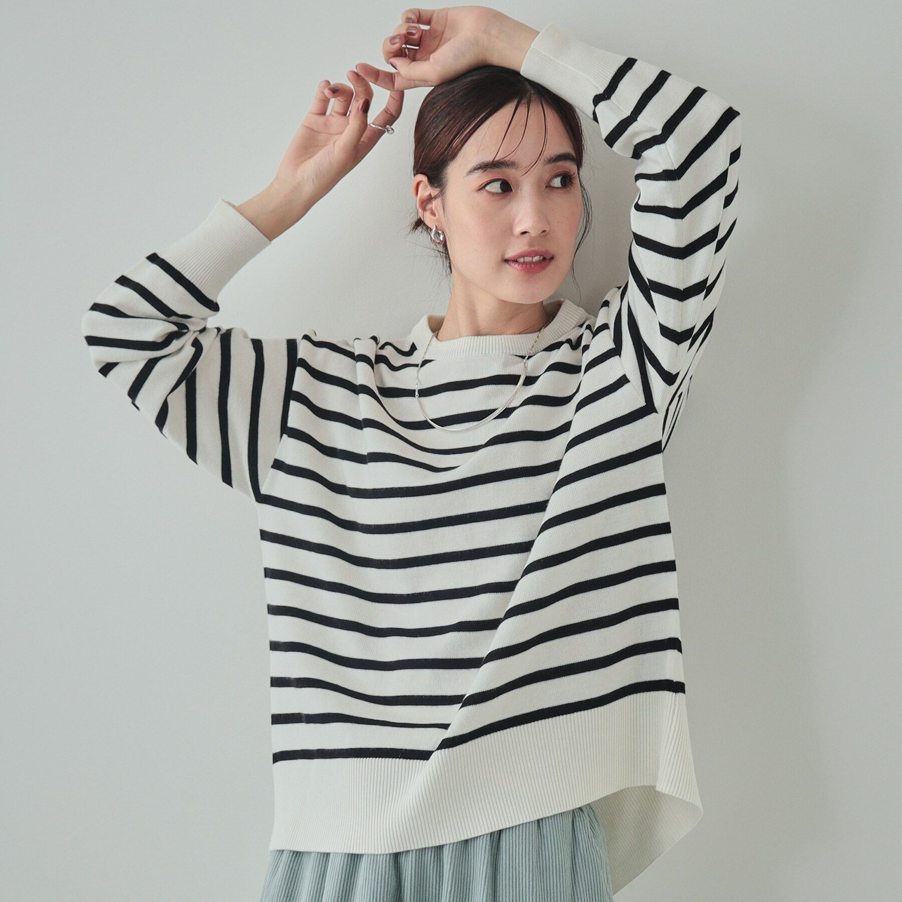 SHOO･LA･RUE「【洗える/毛玉レス】インせず着られる　大人の抜け感　バックスリットニット」|ニット・セーター|オフホワイト&times;ブラッ