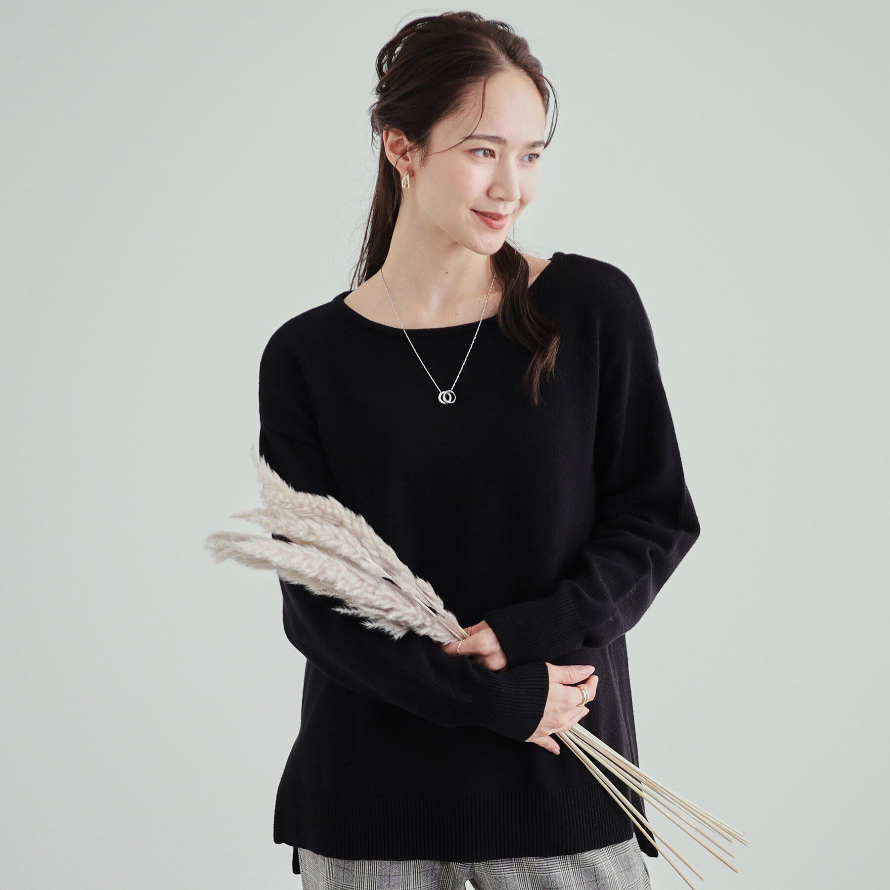 SHOO･LA･RUE「【S-LL/洗える/静電気軽減】アウトでも決まる もちもち ボートネック風ニット」|ニット・セーター|ブラック(019)