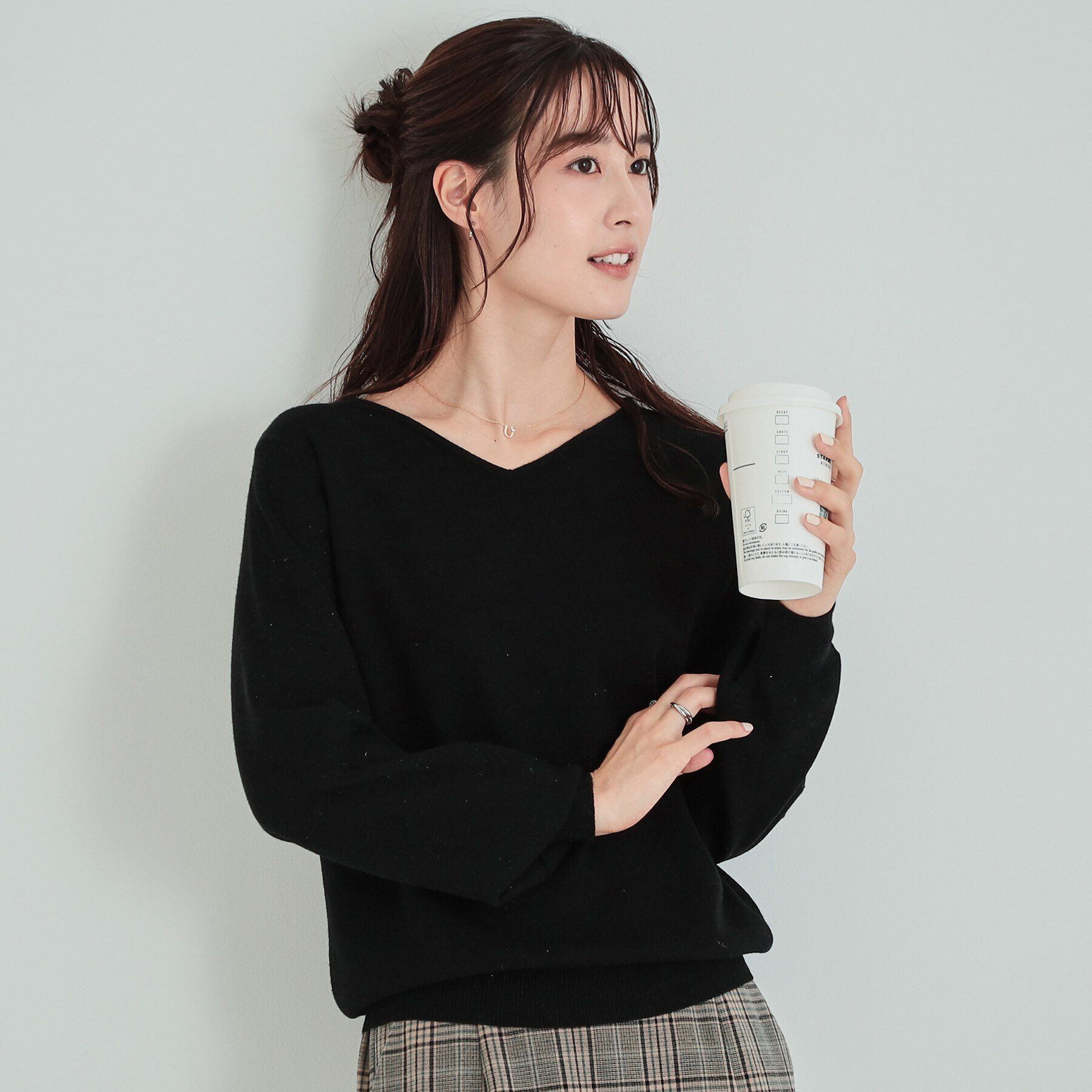 SHOO･LA･RUE「【高レビュー/S-LL/洗える】ほんのりラメ感が華やか 浅Vネックニット」|ニット・セーター|ブラック(019)