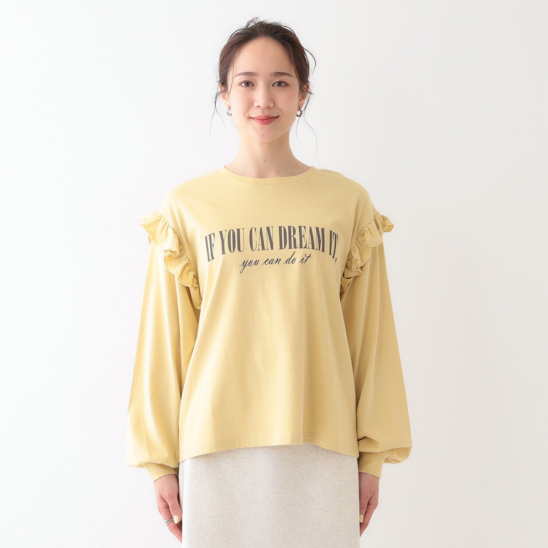 SHOO･LA･RUE「【S-LL/洗える】ショルダーフリルが目を惹く ロゴプリントロンT」|Tシャツ・カットソー|