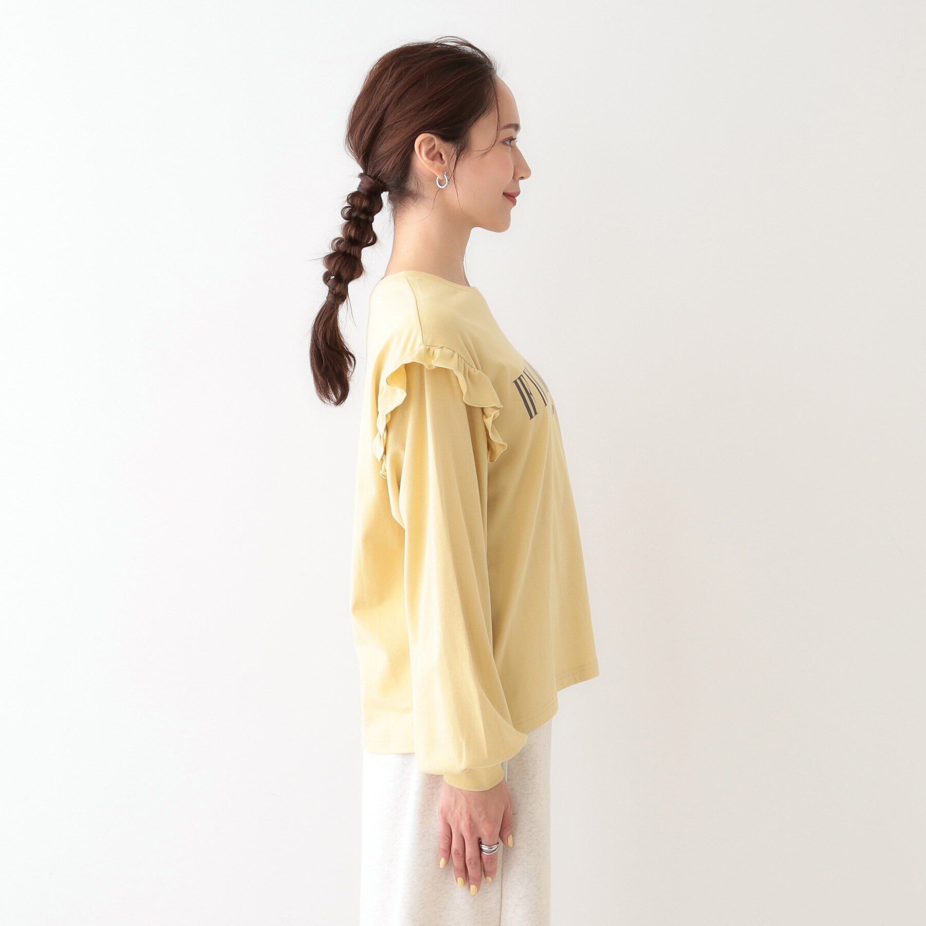 SHOO･LA･RUE「【S-LL/洗える】ショルダーフリルが目を惹く ロゴプリントロンT」|Tシャツ・カットソー|