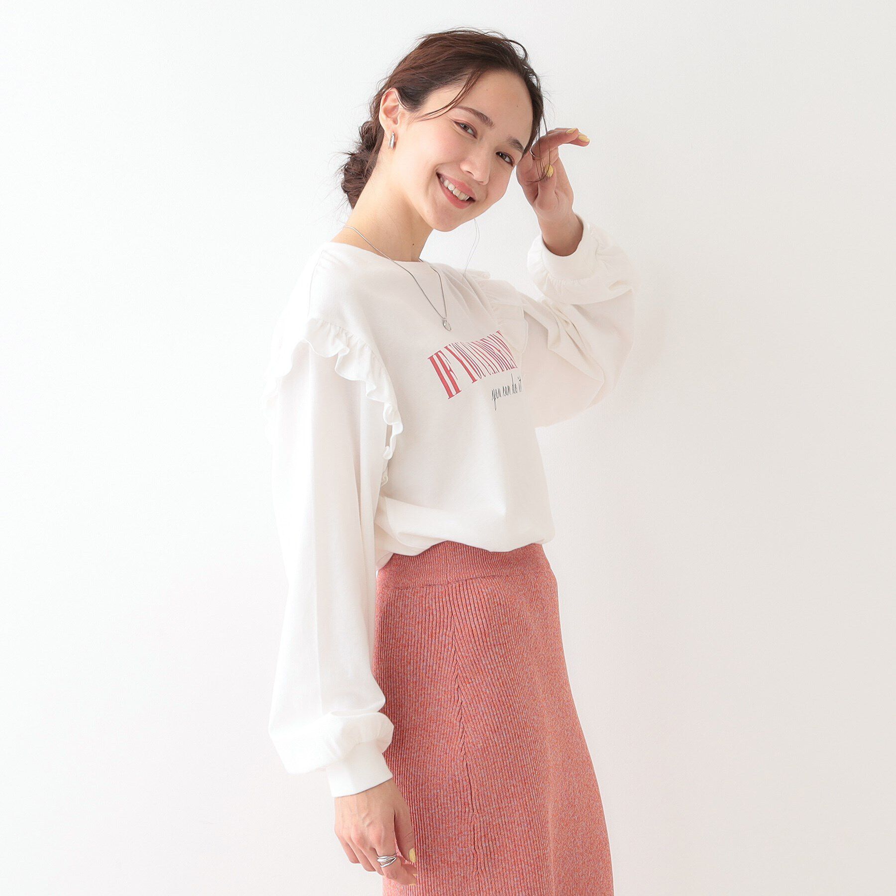 SHOO･LA･RUE「【S-LL/洗える】ショルダーフリルが目を惹く ロゴプリントロンT」|Tシャツ・カットソー|